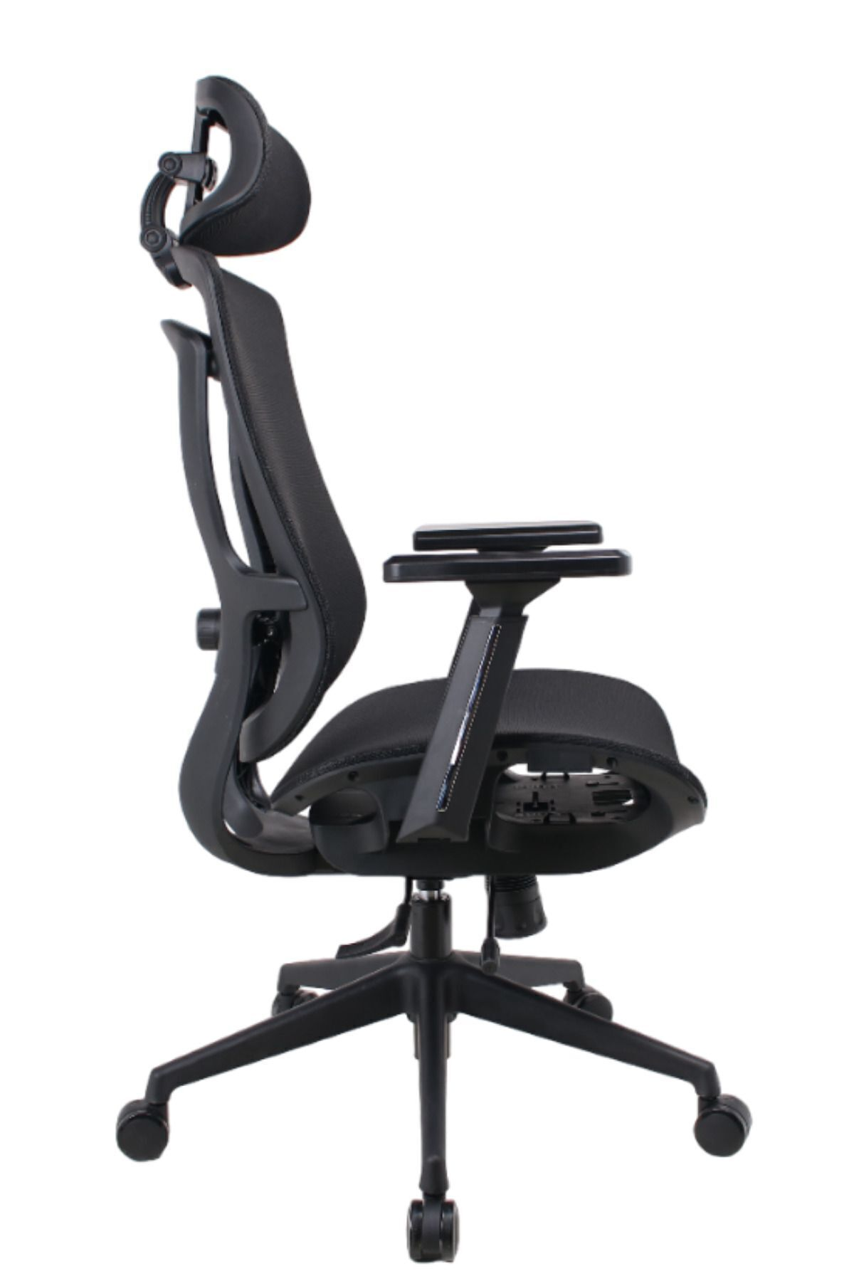 Ayarlanabilir baş dayanağı ve kolçakları olan siyah ergonomik ofis koltuğu, yandan görünüm.