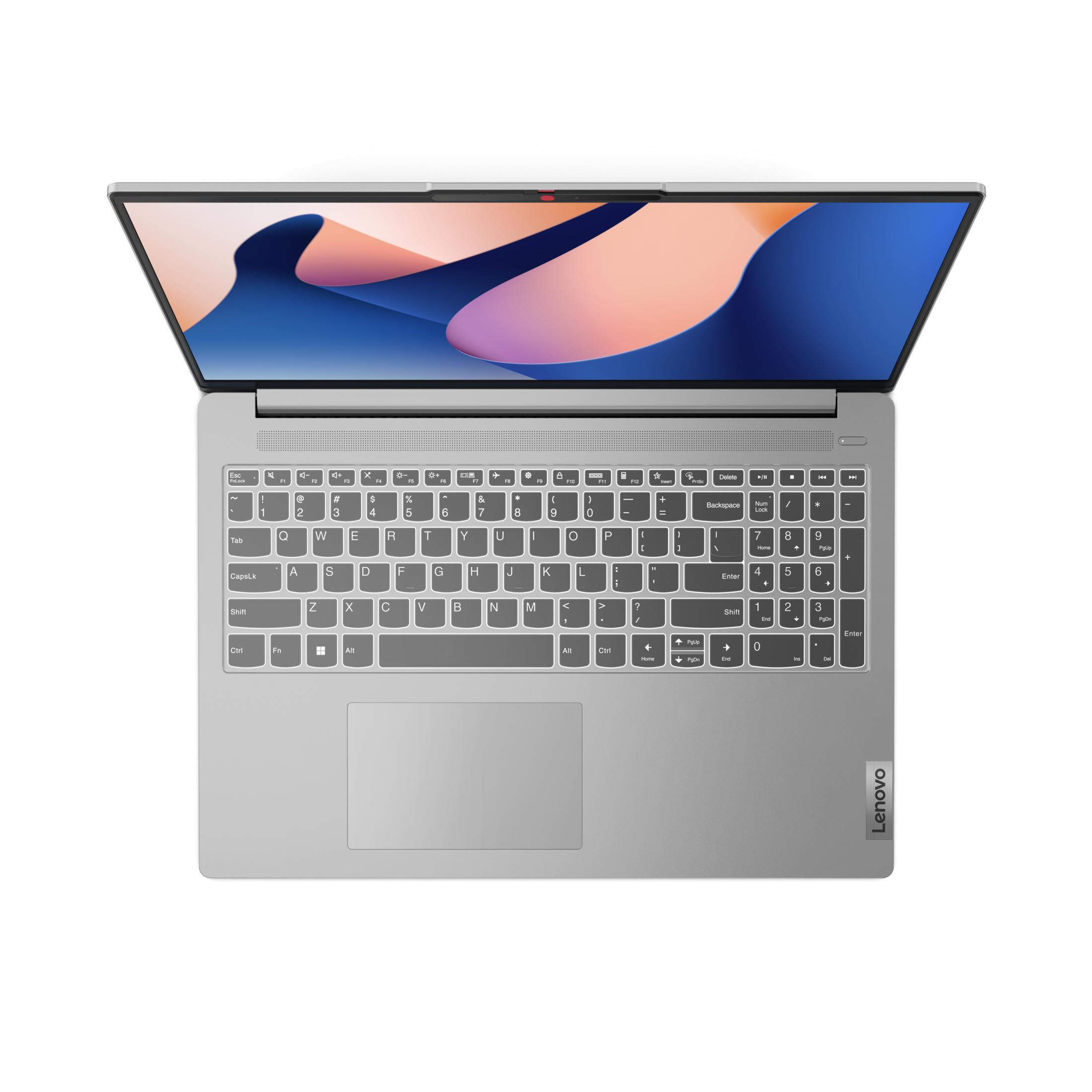 Un portátil plateado abierto con teclado y panel táctil sobre fondo blanco.