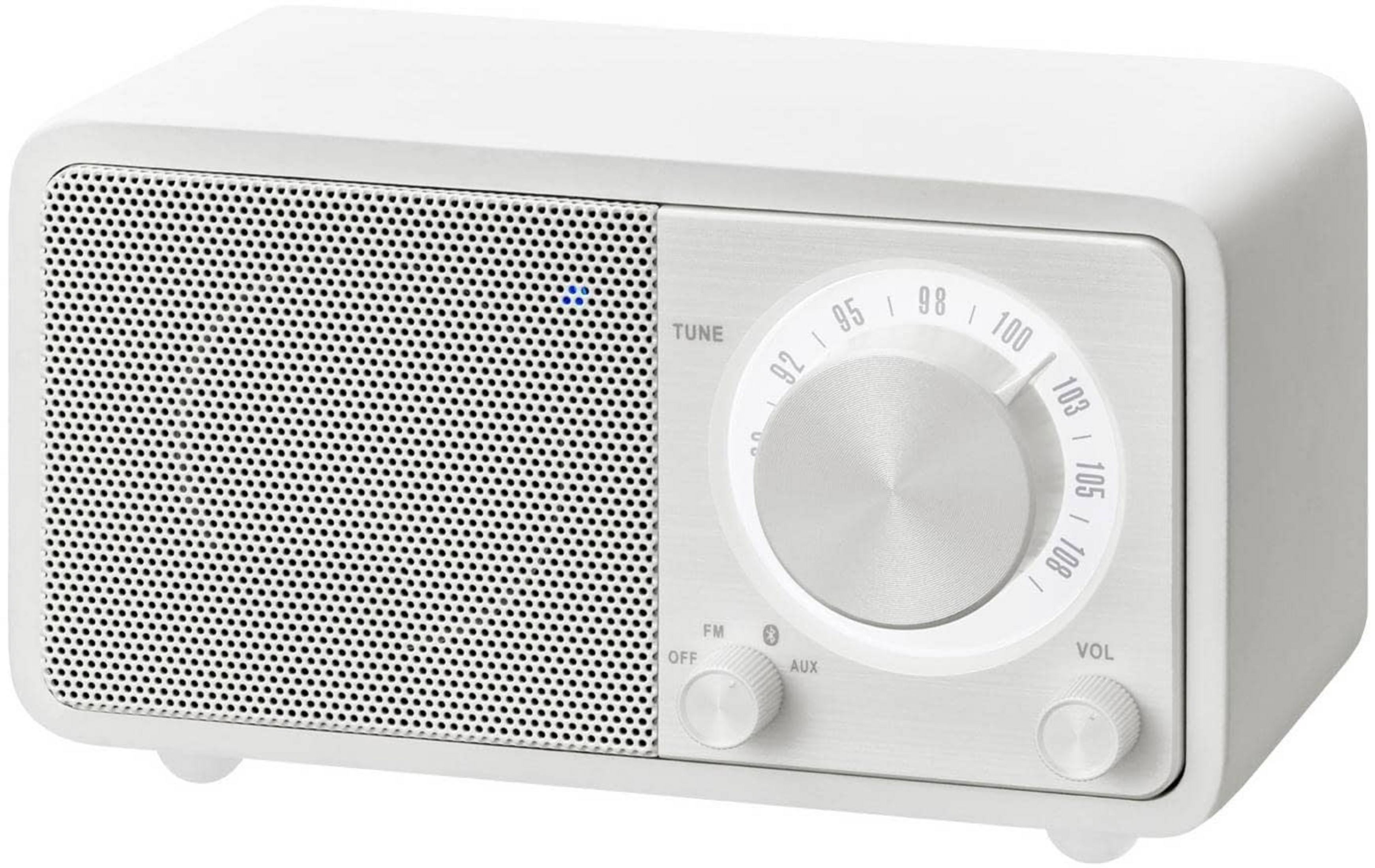 Una radio bianca con pannello di controllo e griglia altoparlante argentati.