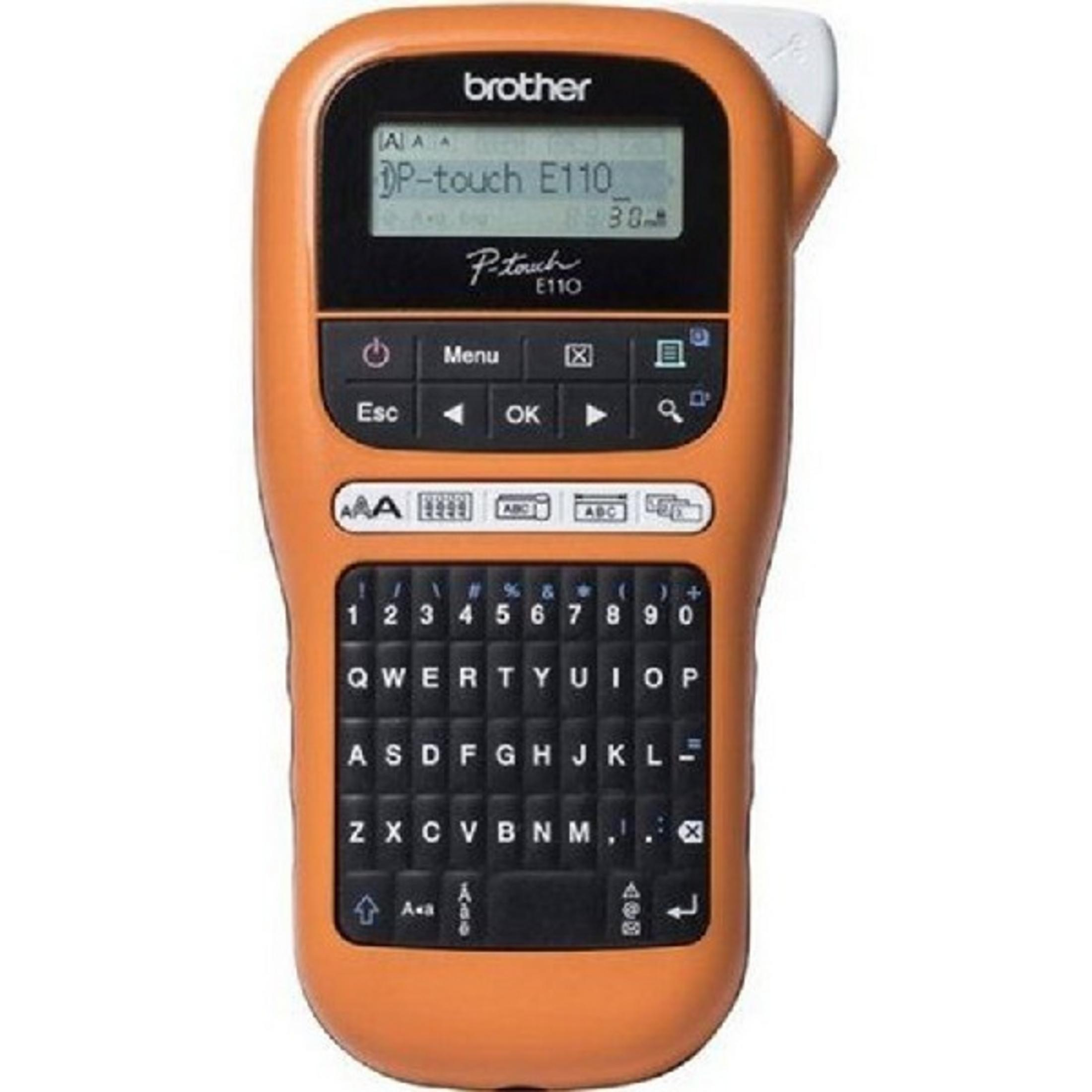 Orange Brother P-Touch E110 Beschriftungsgerät mit QWERTZ-Tastatur und LCD-Bildschirm.
