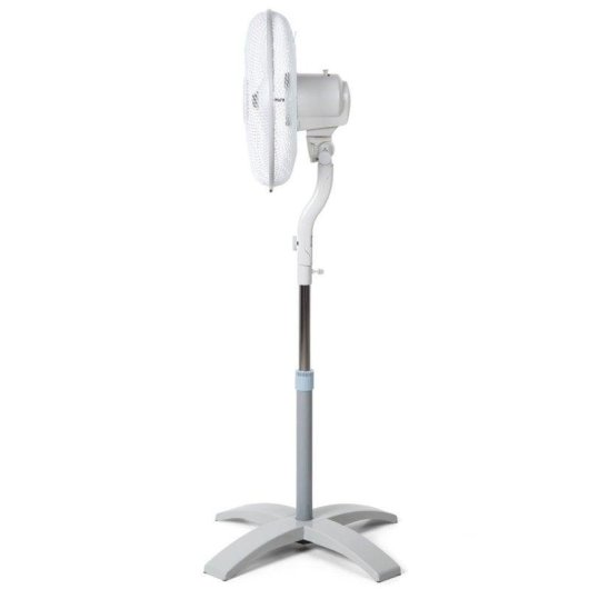 Un ventilatore da terra bianco con griglia rotonda e asta regolabile.