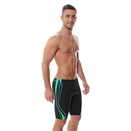 Un uomo in costume da bagno nero con motivi a onde verdi e blu.