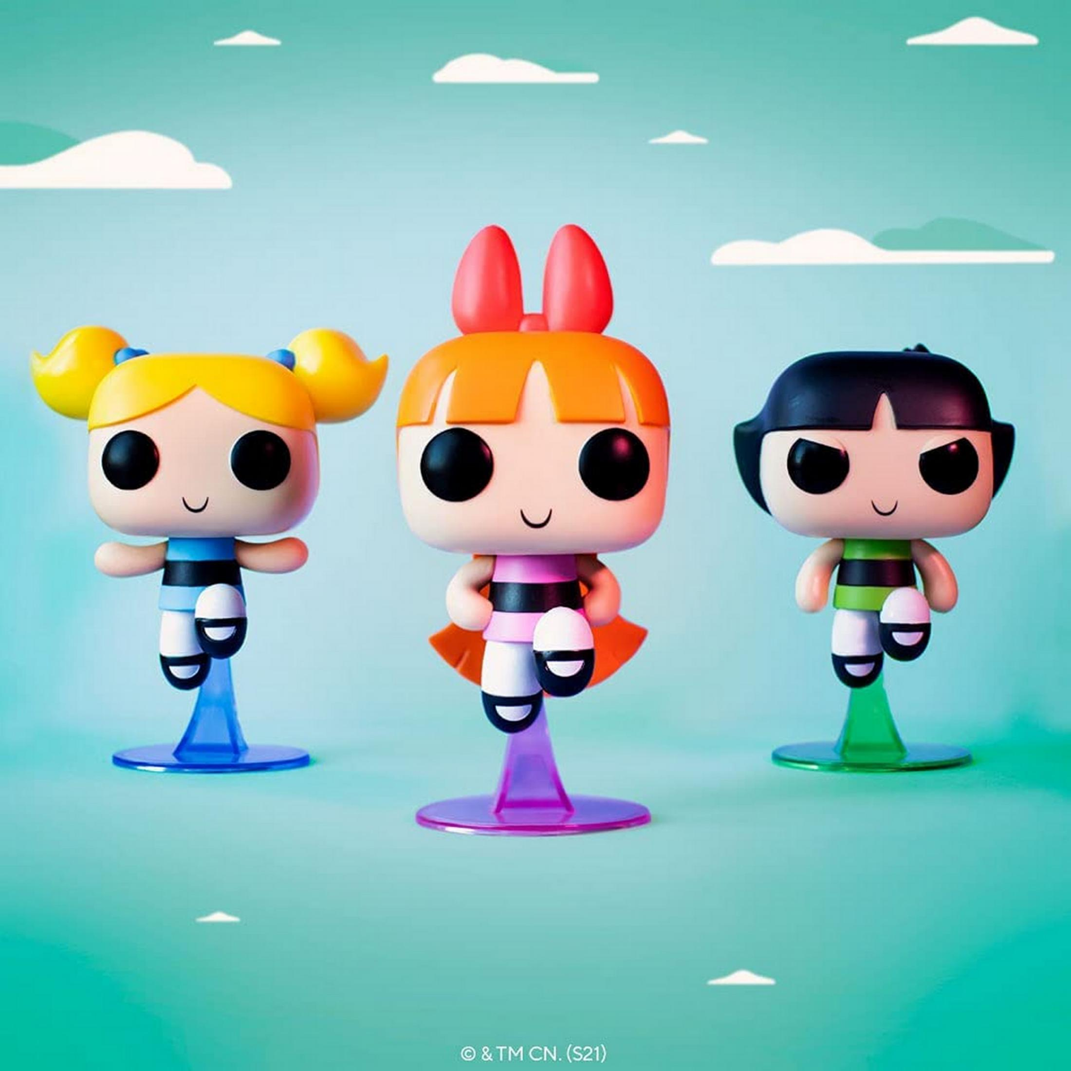 Drei Powerpuff Girls Figuren: Bubbles, Blossom und Buttercup, auf blauen, lila und grünen Ständern.