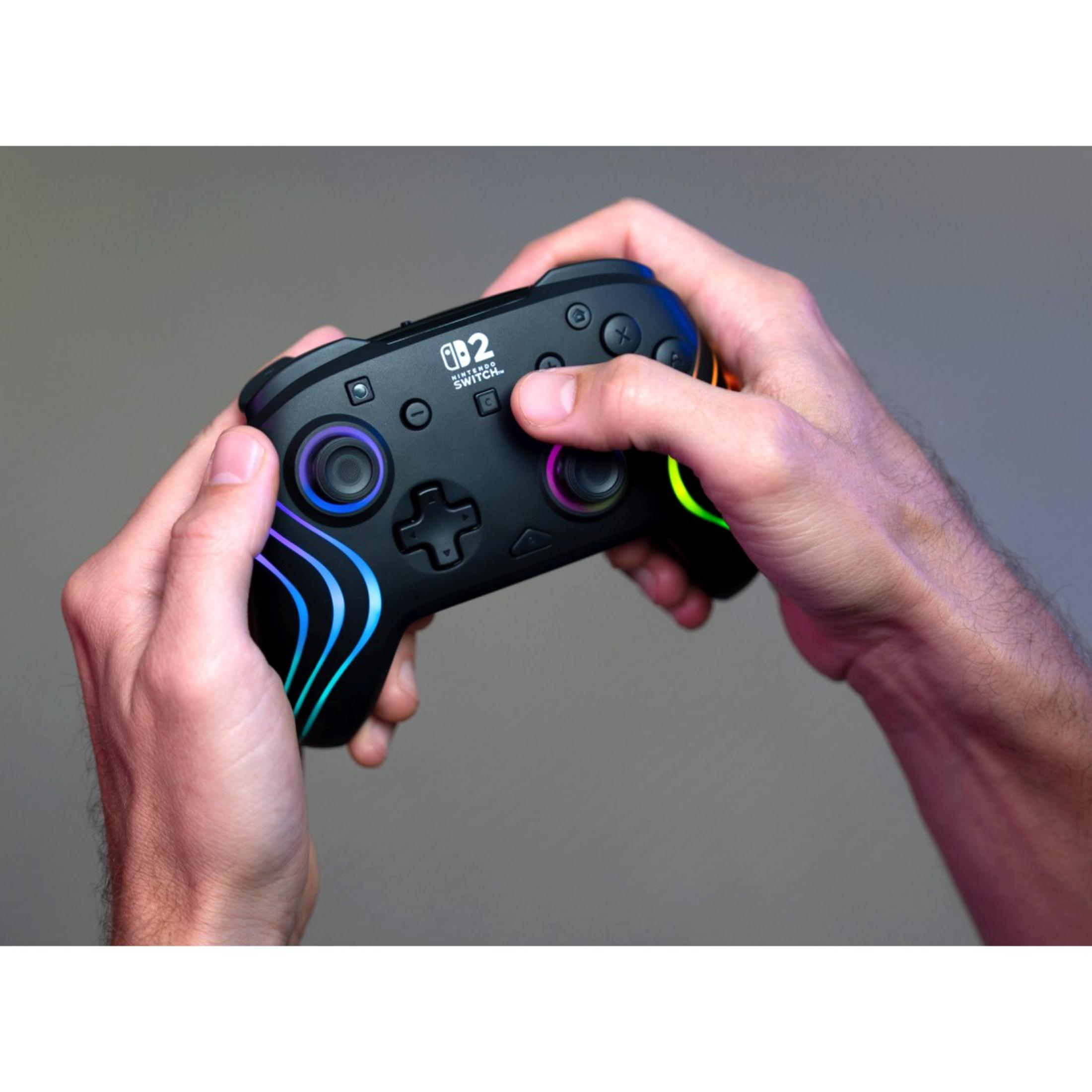 Controller nero Nintendo Switch con luci colorate, tenuto dalle mani.