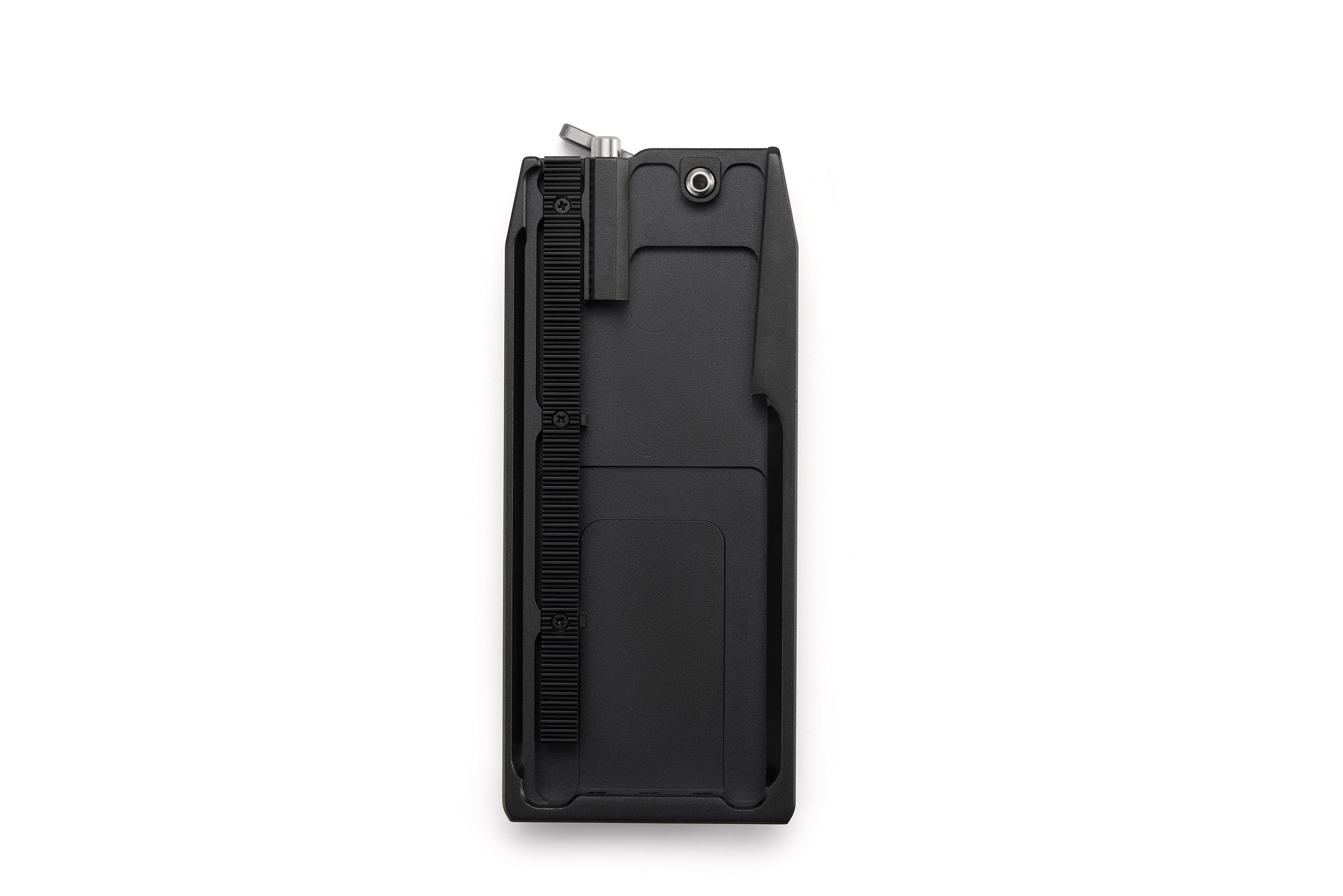 Supporto fotocamera nero con scanalature e viti su sfondo bianco.