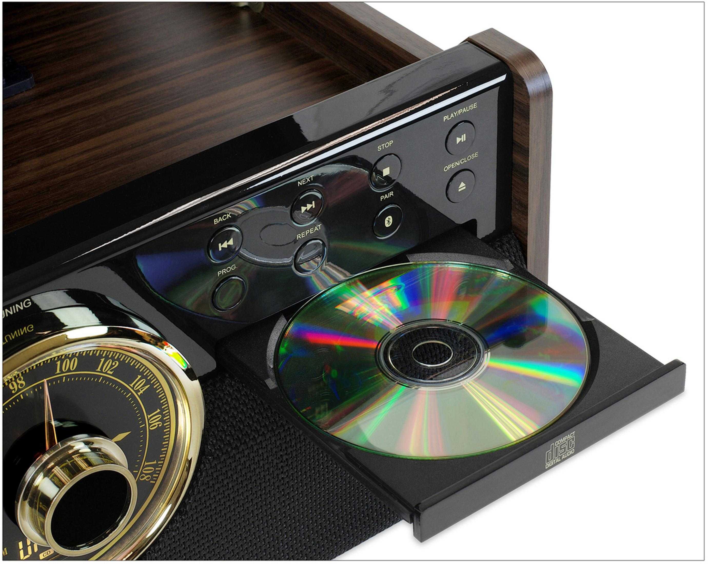 Lettore CD con vassoio esteso e CD inserito.
