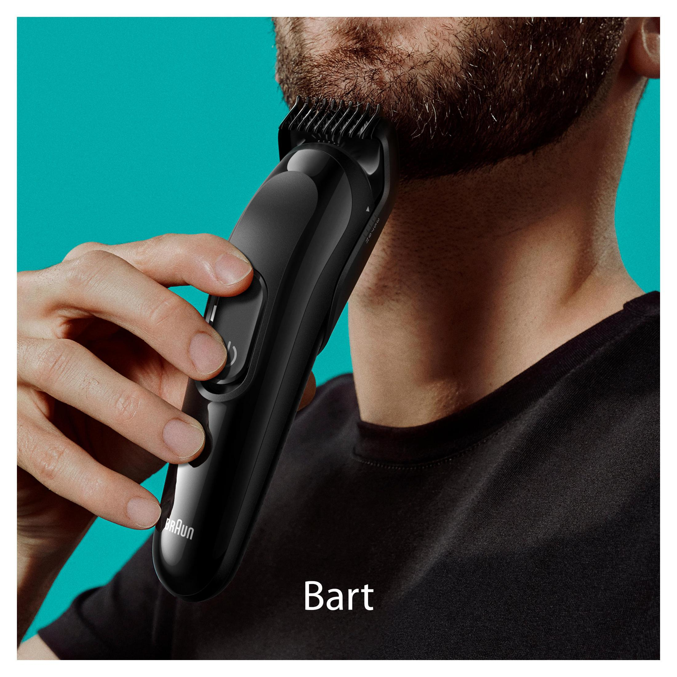 Un uomo si taglia la barba con un rifinitore nero su sfondo turchese.