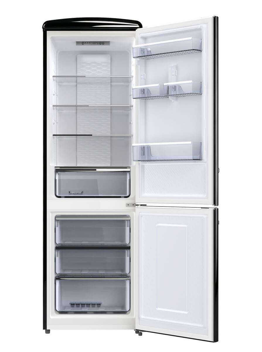 Ein offener schwarzer Kühlschrank mit weißen Einlegeböden und Schubladen.