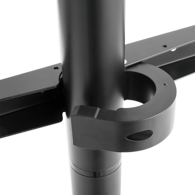 Soporte negro en poste negro con brazos de montaje laterales.