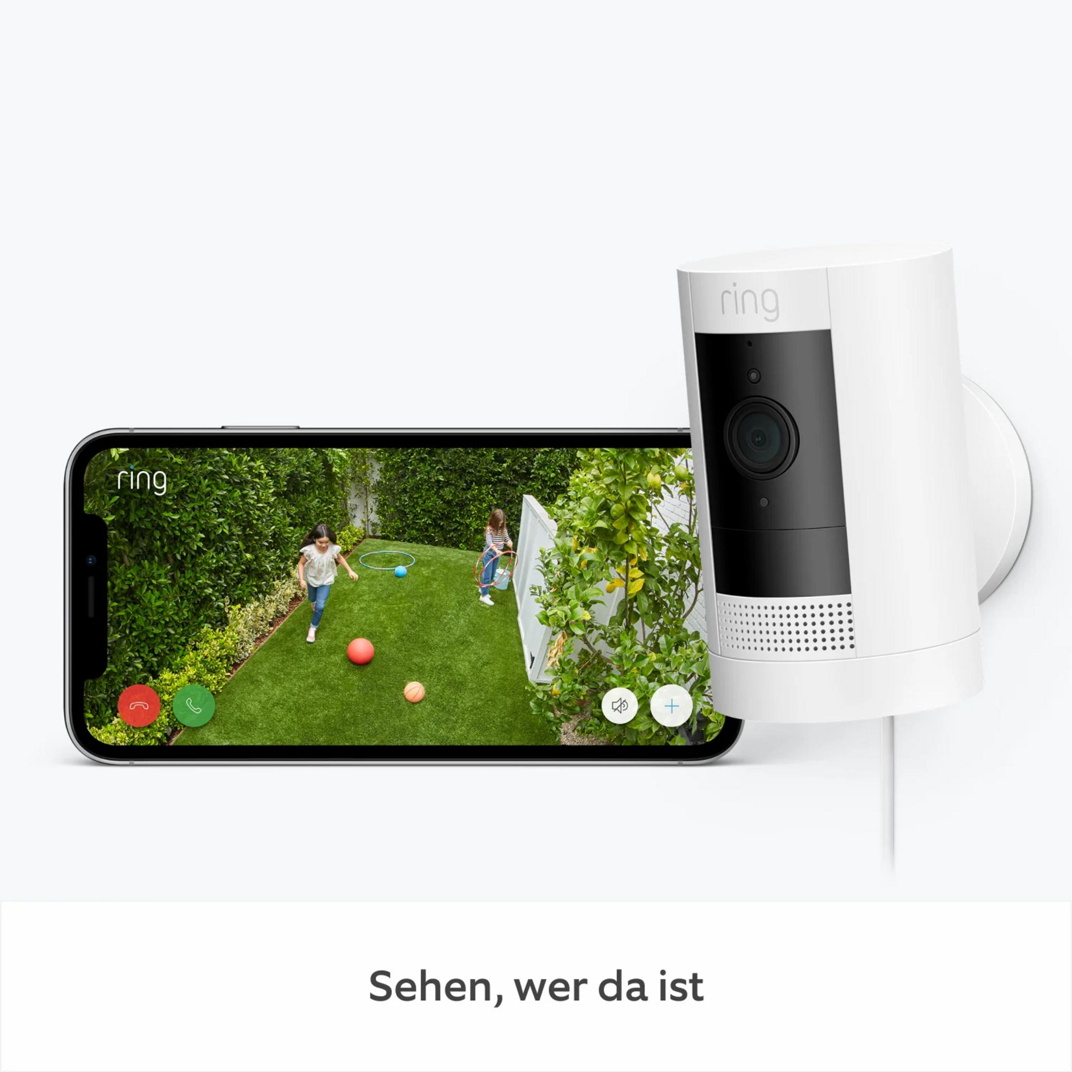 Ring-camera toont spelende kinderen in een grasveld met hoelahoeps en ballen.