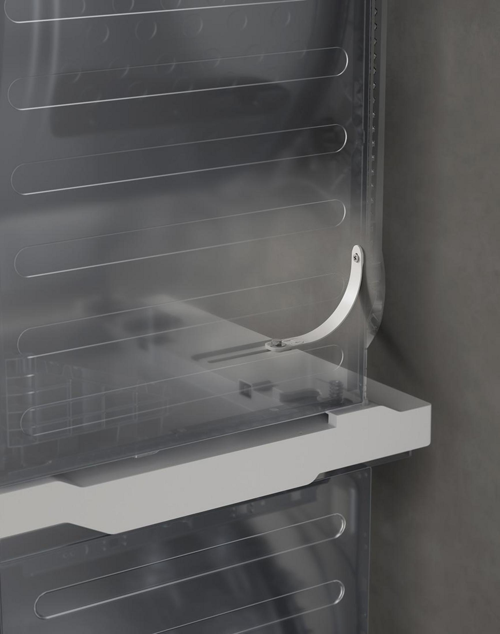 Vista interior de un cajón con guías transparentes y un brazo de soporte blanco.