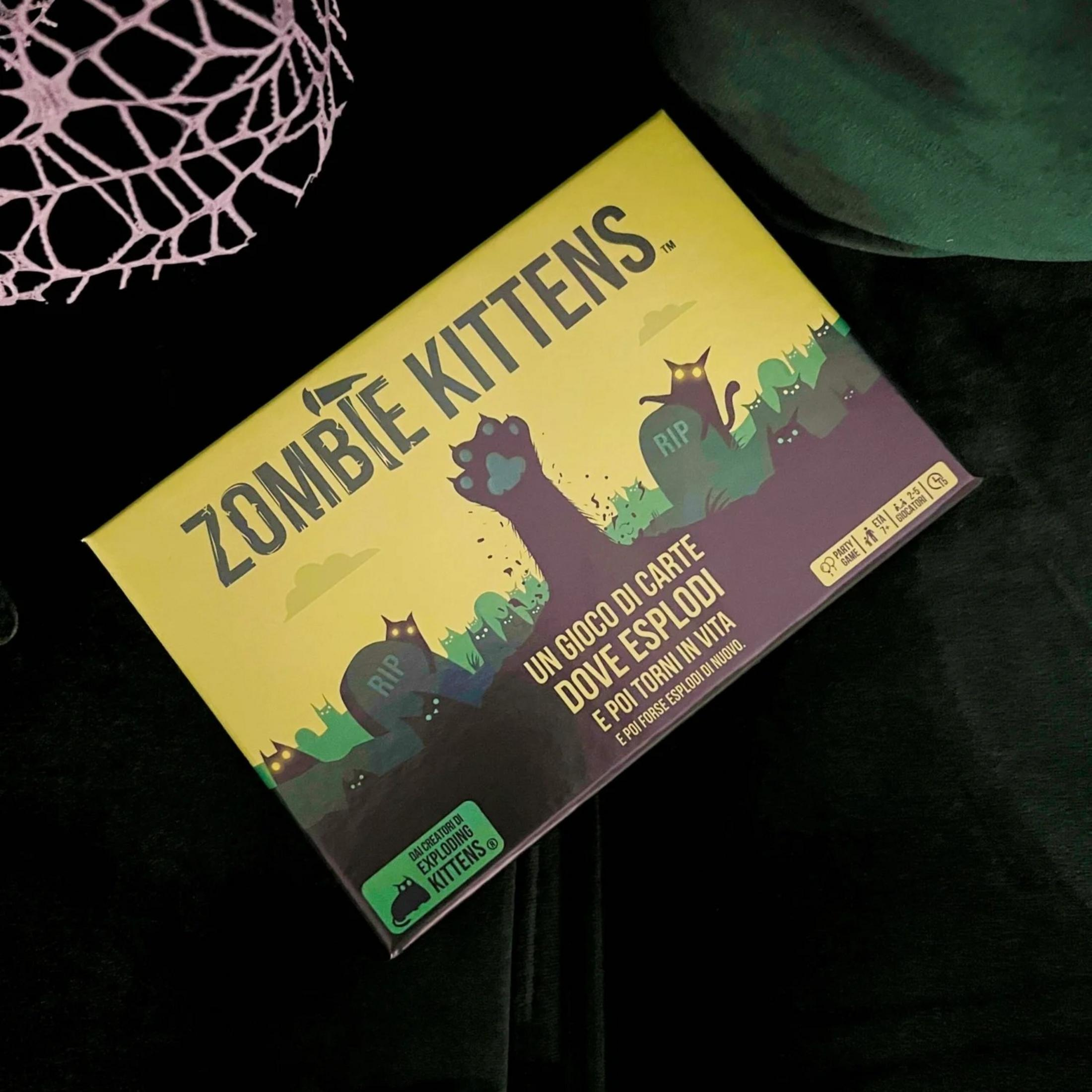 Zombie Kittens Brettspiel-Box mit gruseligen Katzen und Grabsteinen.