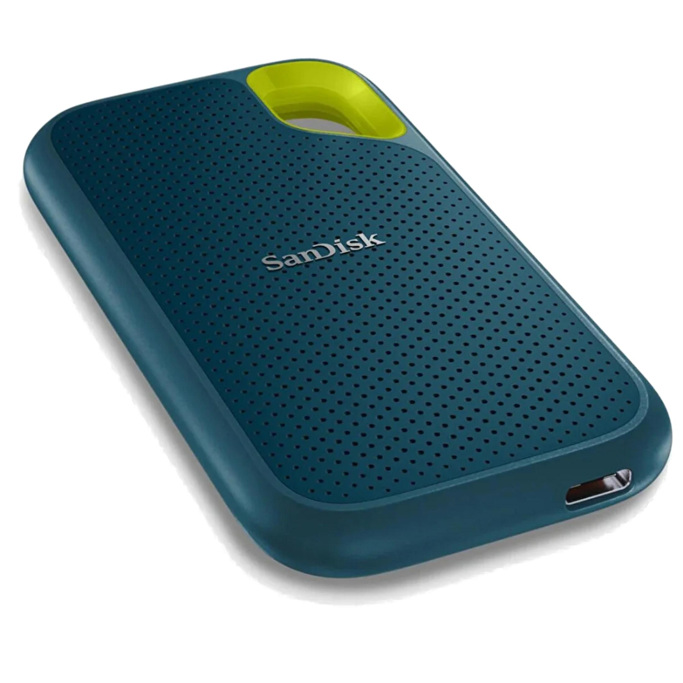 Un SSD portatile SanDisk blu petrolio con anello verde lime e porta USB-C.