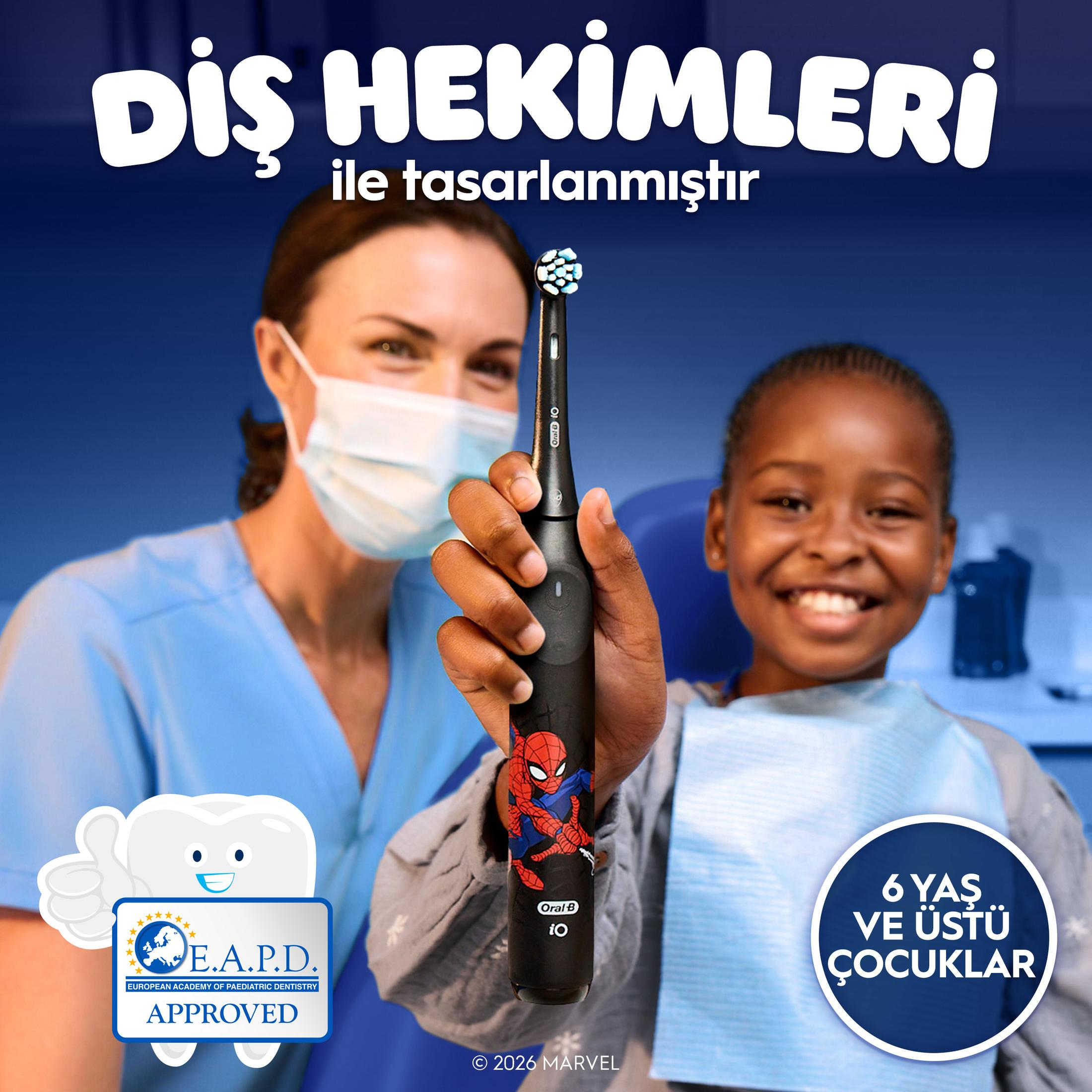 Un dentista tiene uno spazzolino Oral-B iO con Spiderman. Un bambino sorride.