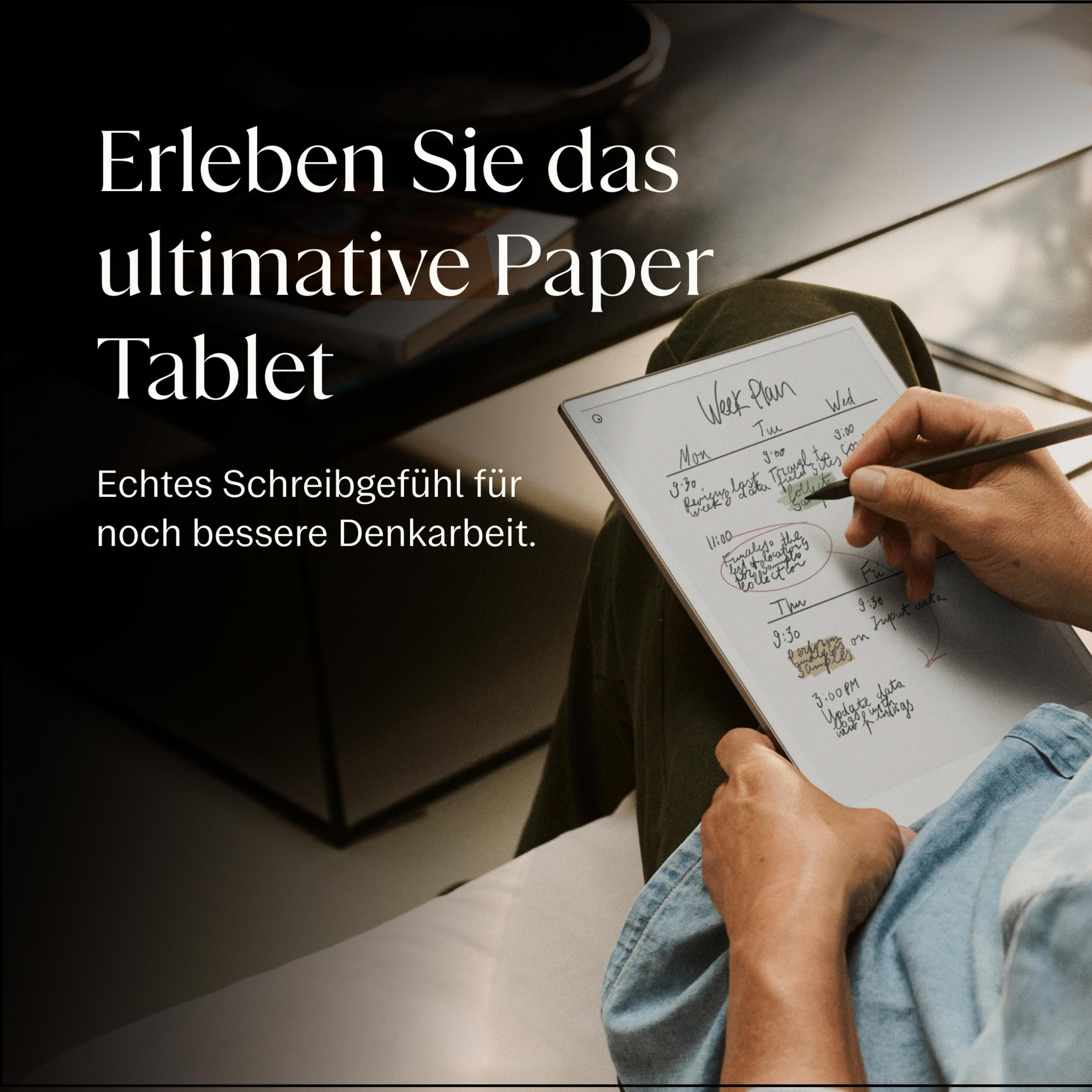 Bir kişi stylus ile haftalık planı gösteren bir tablete yazıyor.