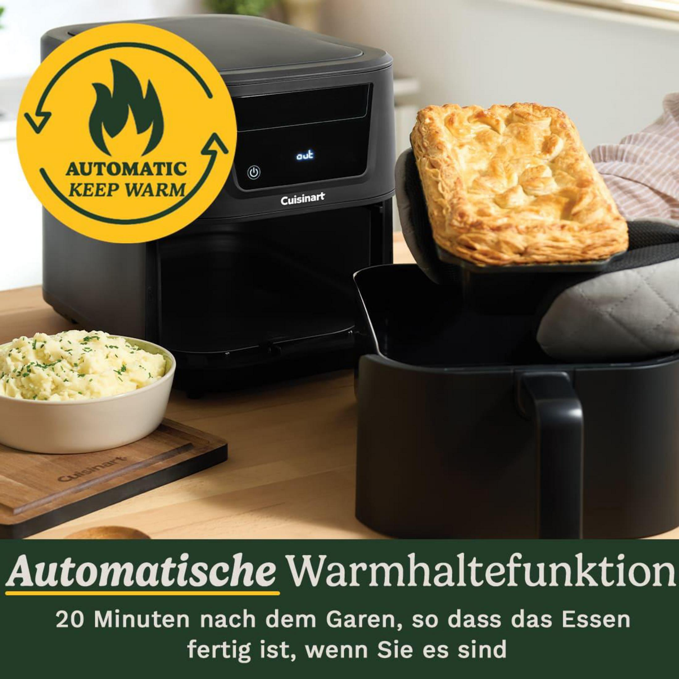 Una friggitrice ad aria Cuisinart con purè di patate e un pasticcino. Adesivo giallo "Mantenimento automatico in caldo".