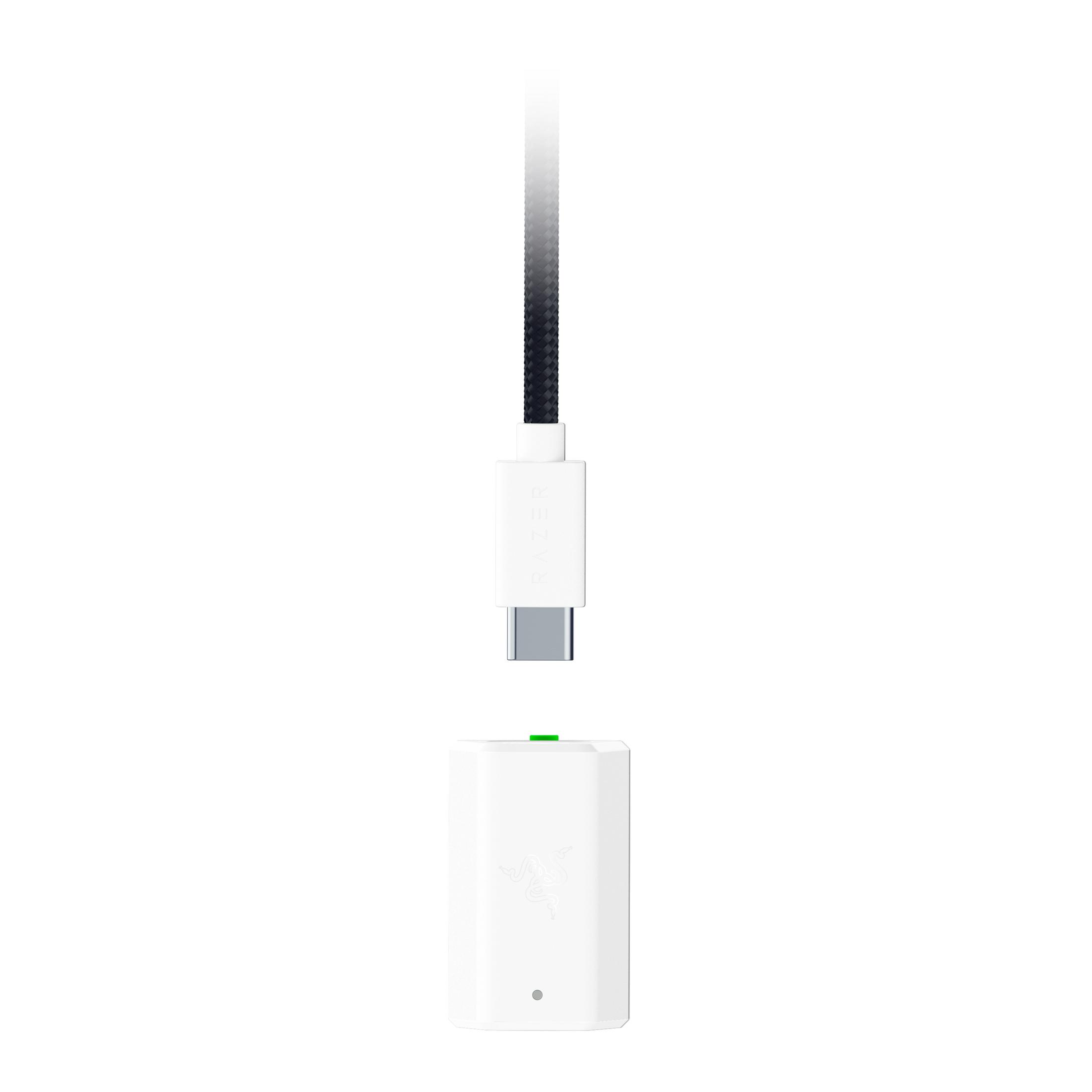 Un adattatore USB-C bianco con cavo nero che sale.