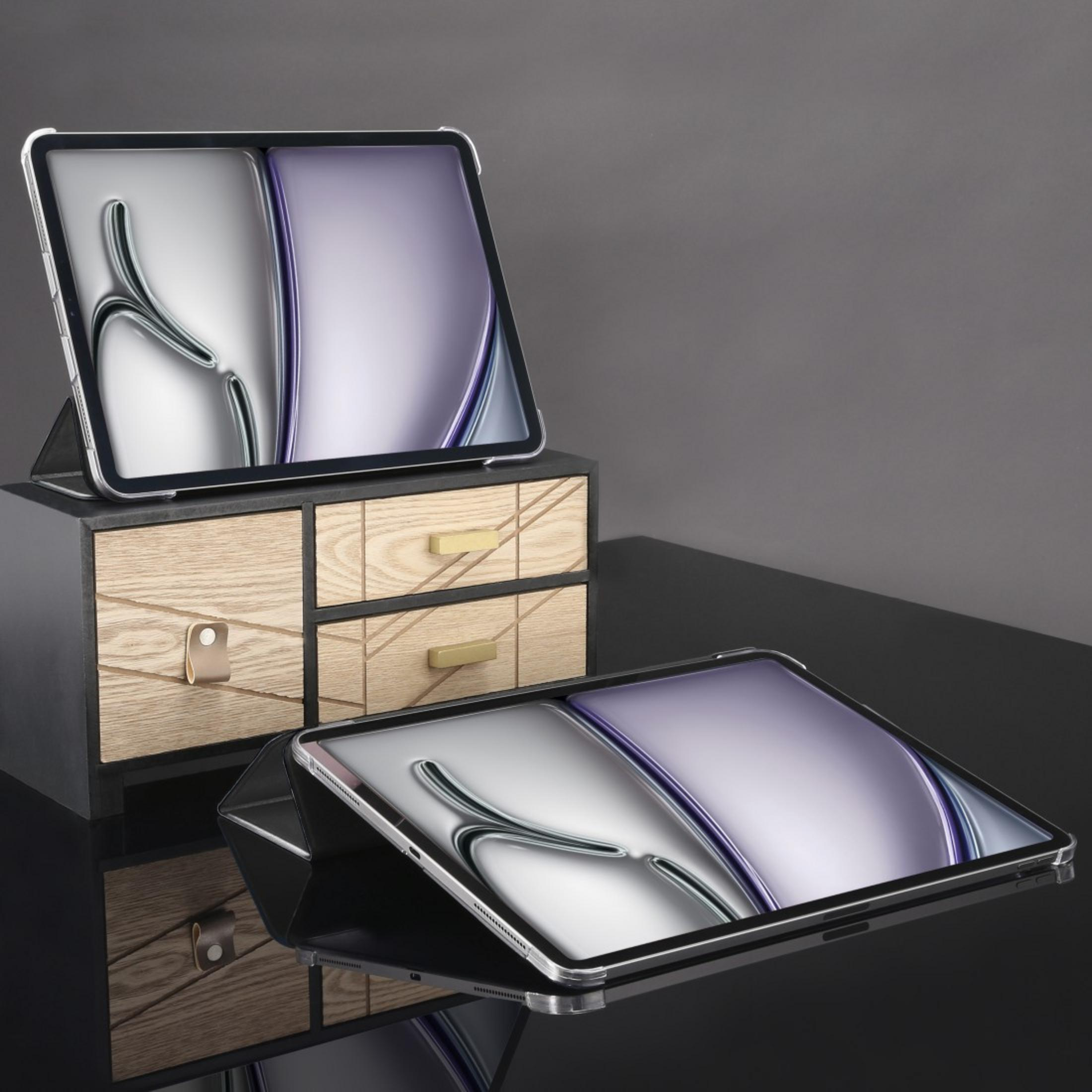 Zwei Tablets mit silber-lila Bildschirmen auf einem Holzkästchen.