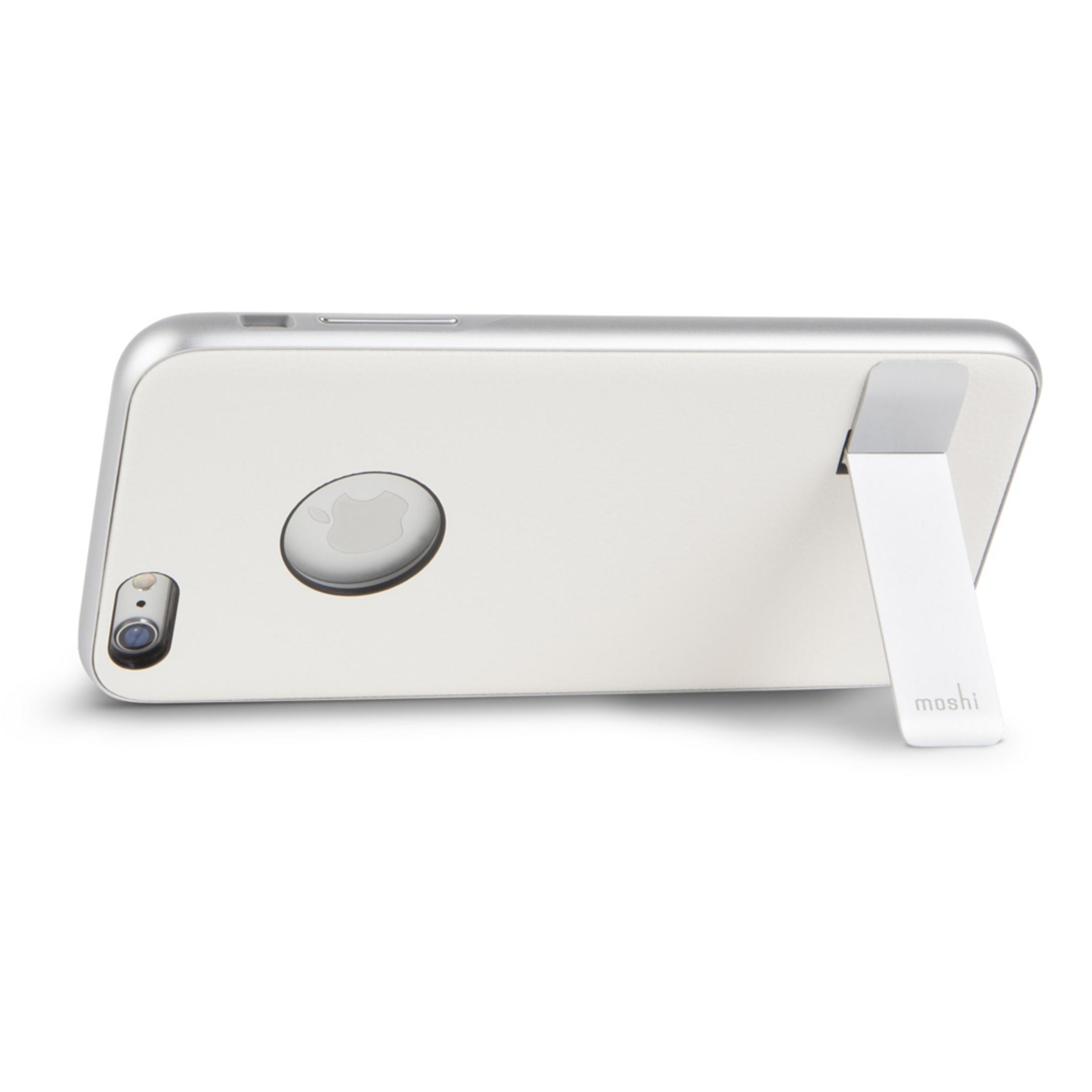Un telefono bianco con bordo argentato e supporto integrato.