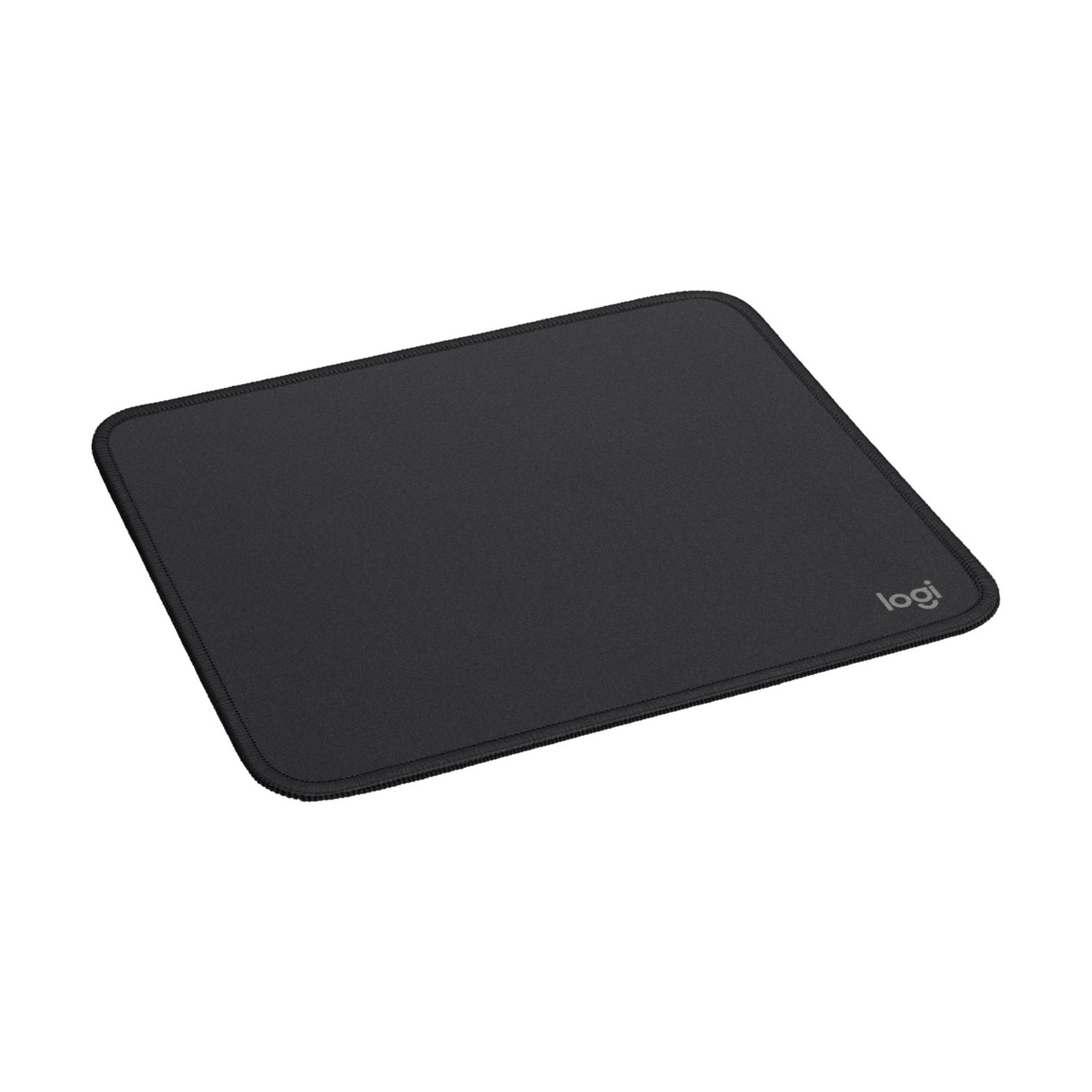 Czarna podkładka pod mysz Logitech z drobnym szwem i logo.