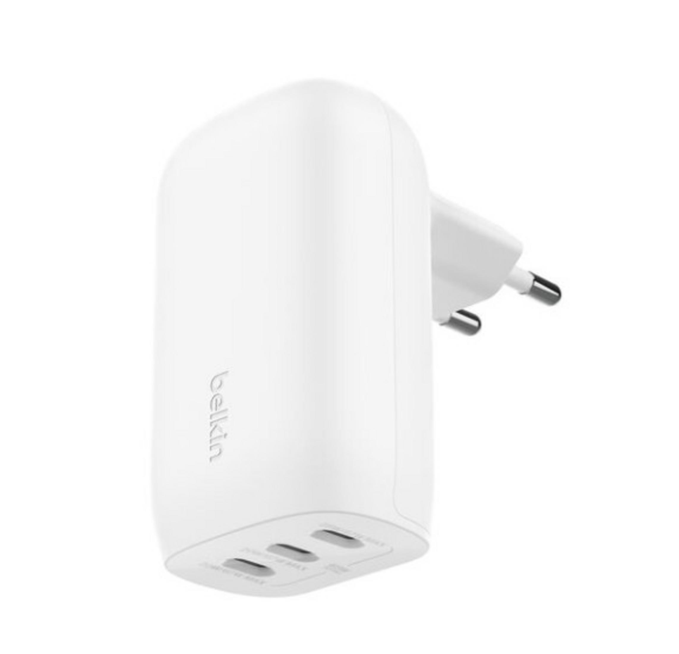 Un caricatore Belkin bianco a tre porte USB-C con pin pieghevoli.