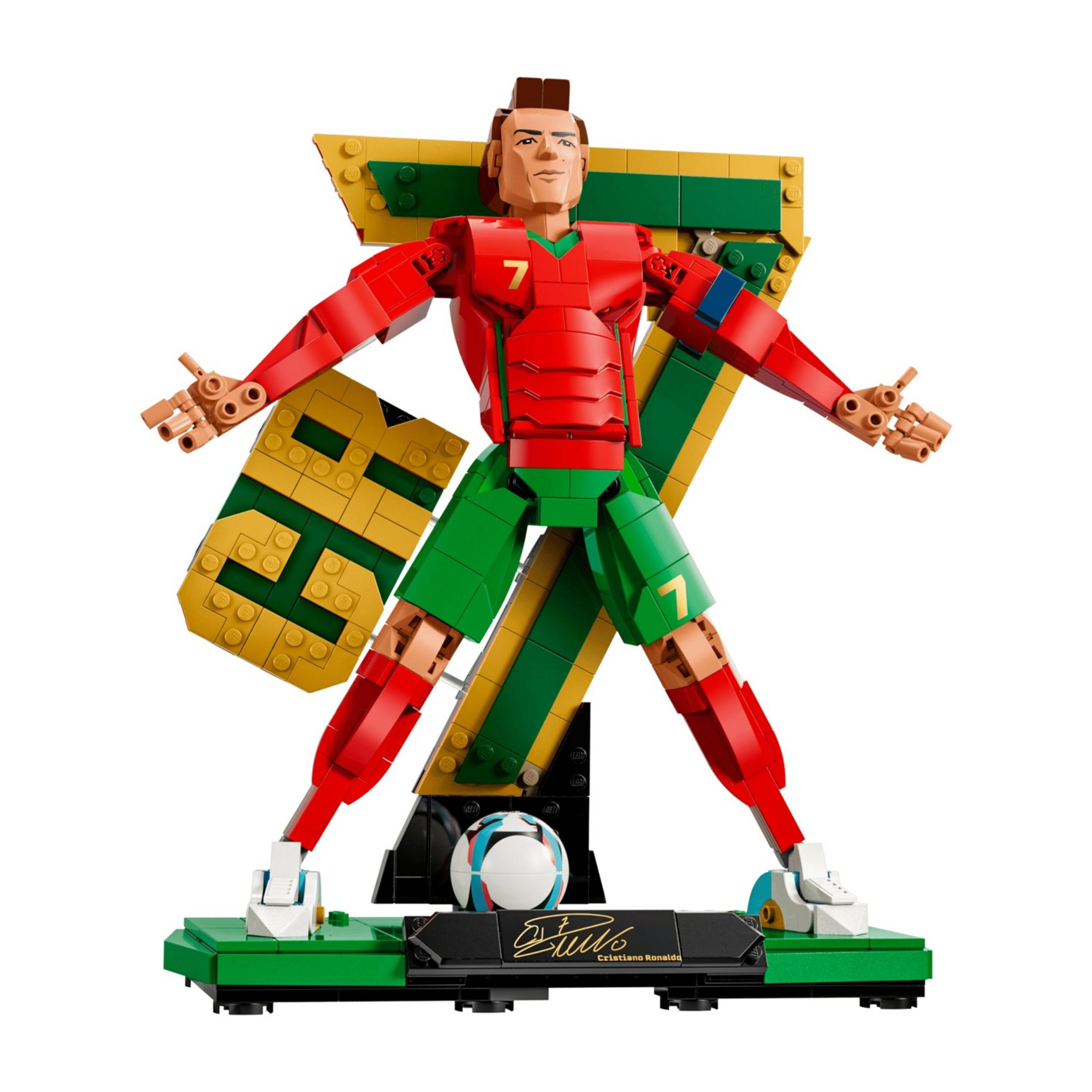 Un modelo de Lego de Cristiano Ronaldo en rojo y verde, con el número 7 y un balón.
