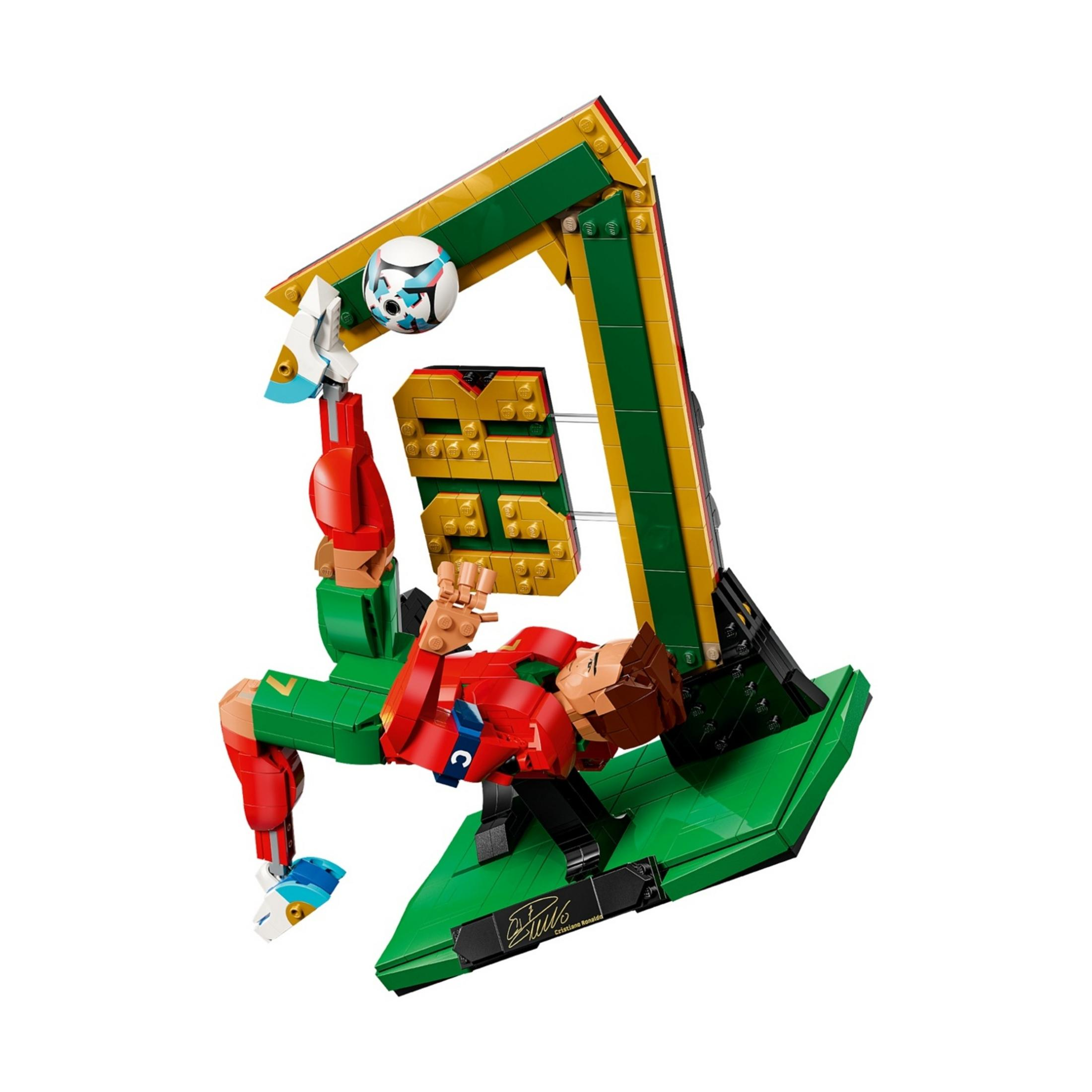 Un futbolista de Lego de rojo y verde realiza una patada acrobática con un balón sobre una base verde.