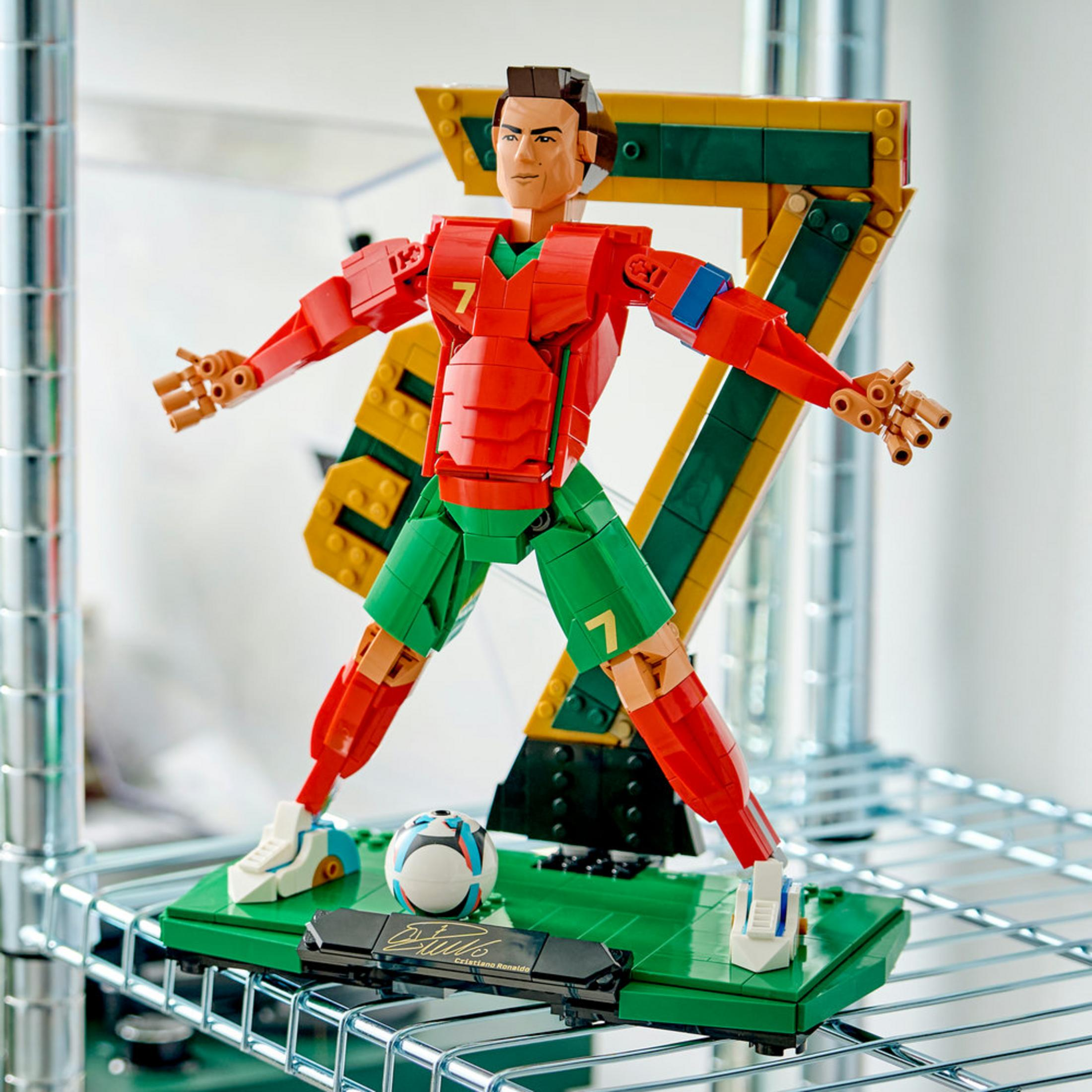 Figura de Lego de Cristiano Ronaldo con kit rojo y verde y número 7. Un balón.