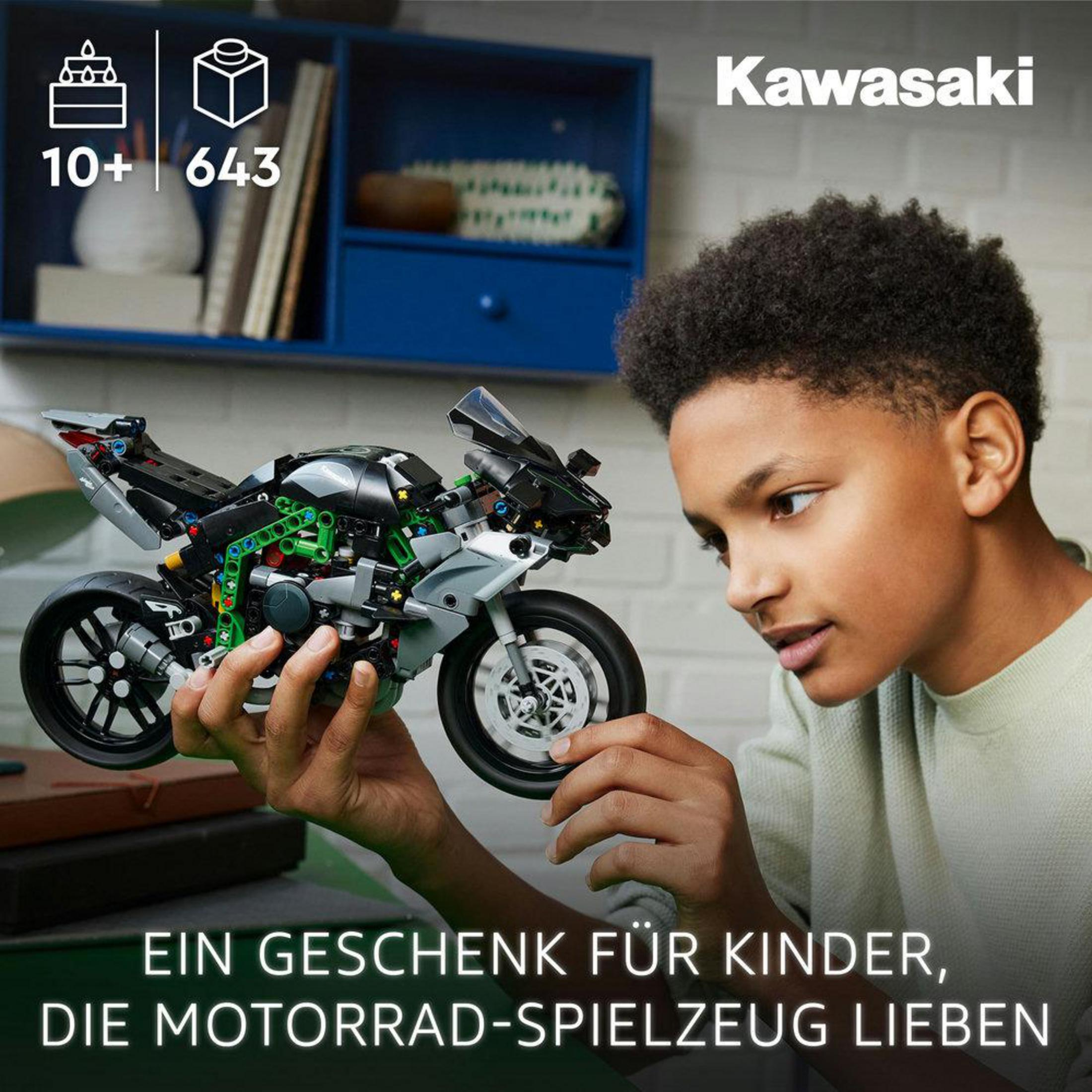 Çocuk detaylı Kawasaki motosiklet modelini inceliyor. 10+ yaş, 643 parça.