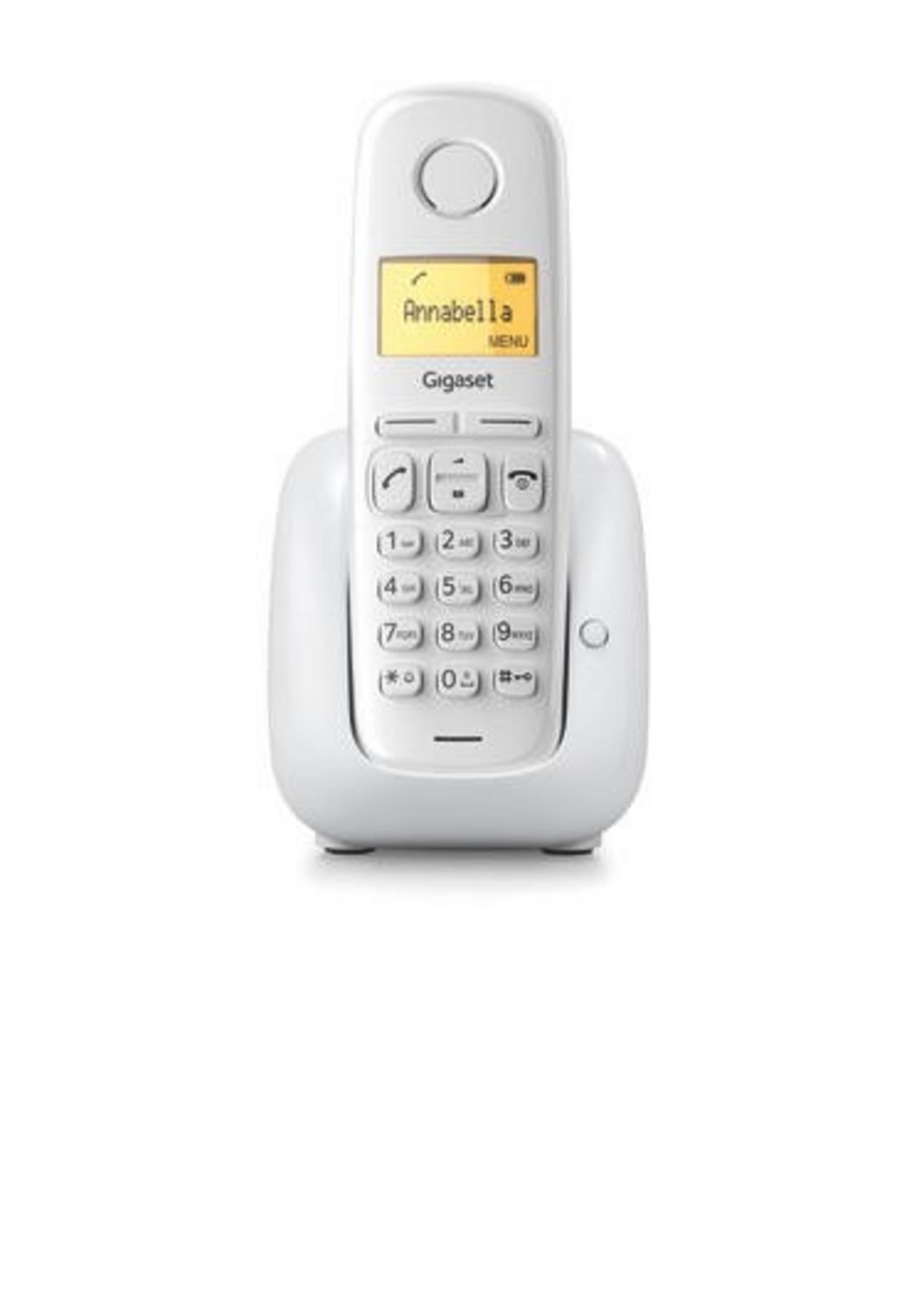 Un teléfono inalámbrico blanco con pantalla está en su base de carga.