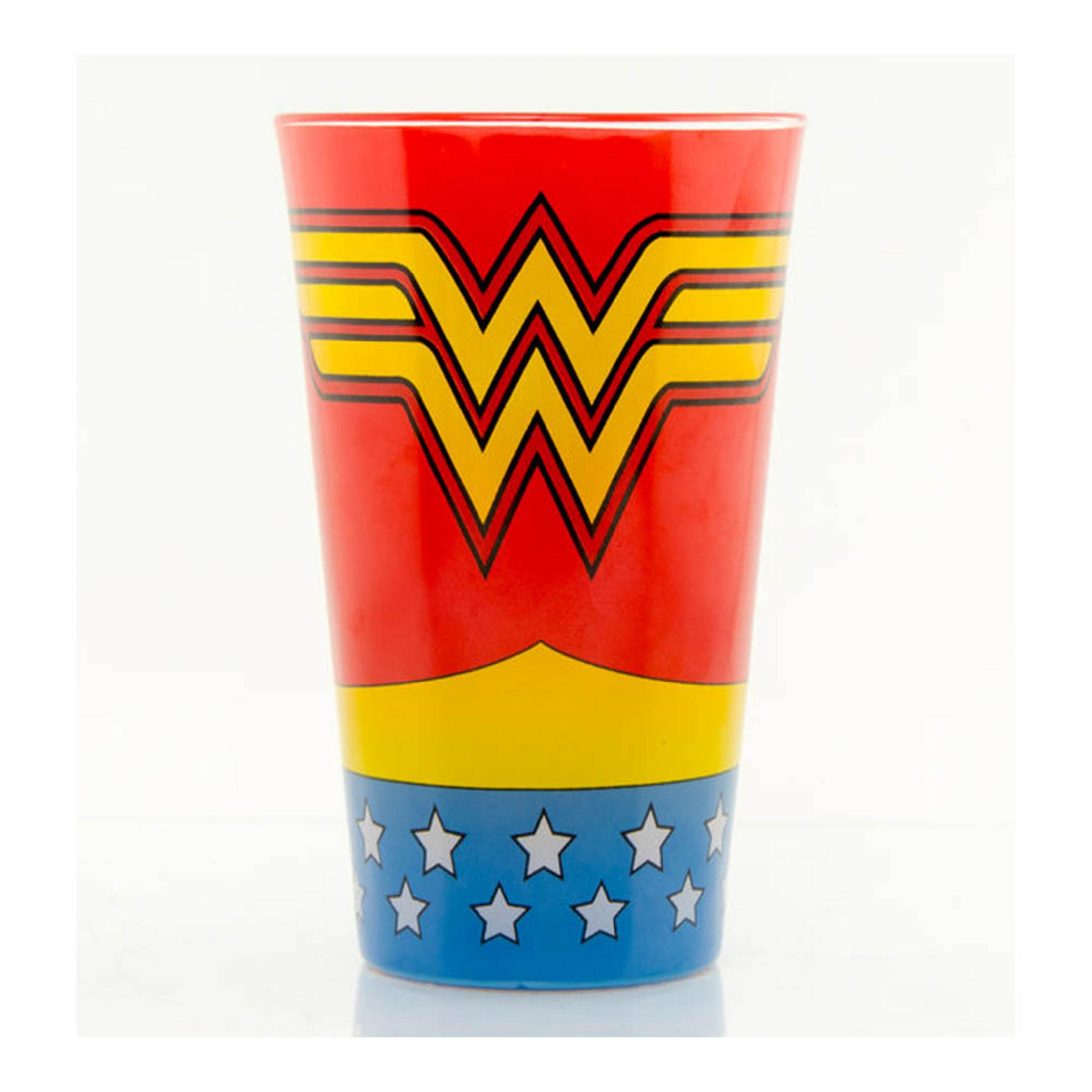 Ein rotes Glas mit Wonder Woman Logo und Sternenmuster.