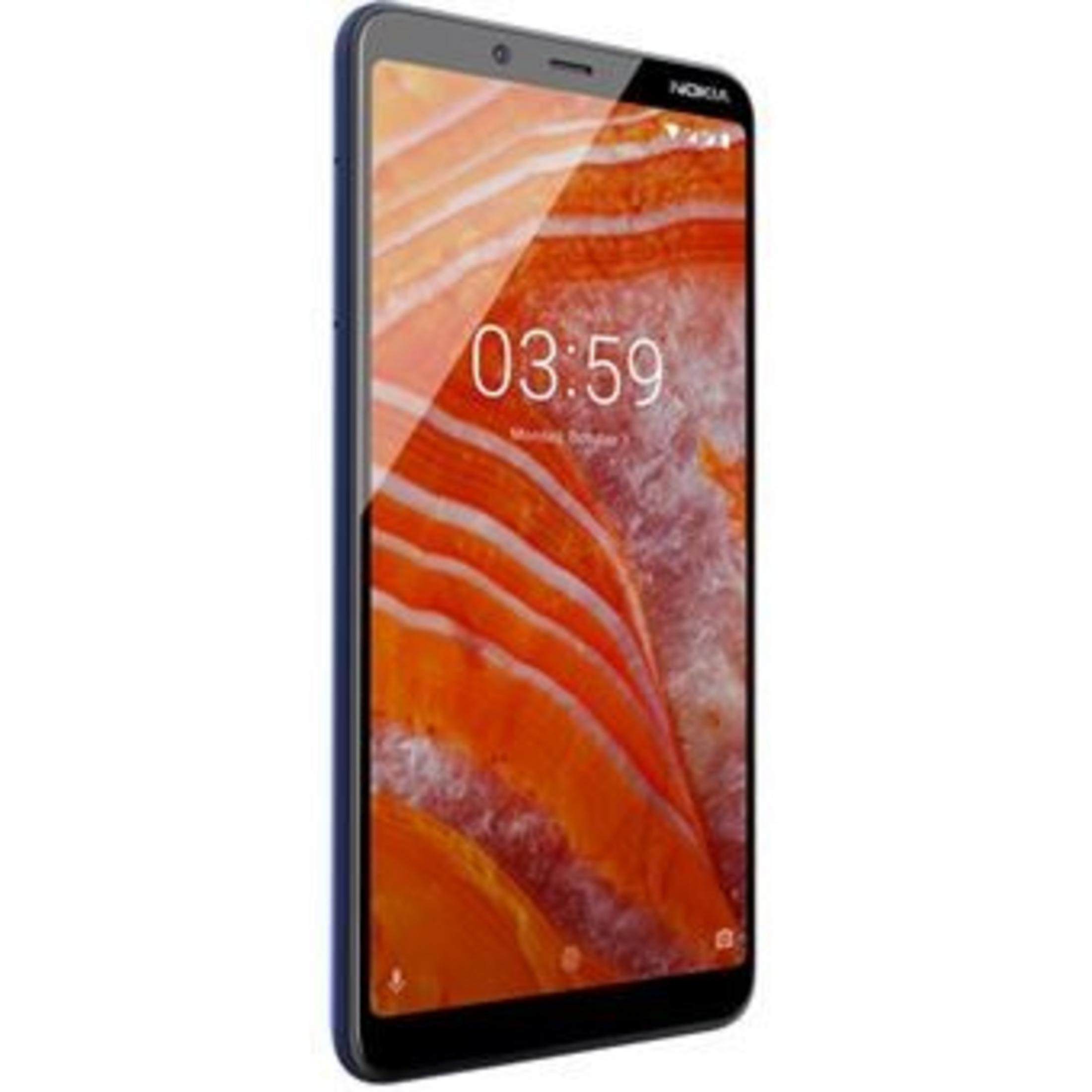 Un smartphone Nokia azul que muestra un fondo de pantalla naranja y blanco.