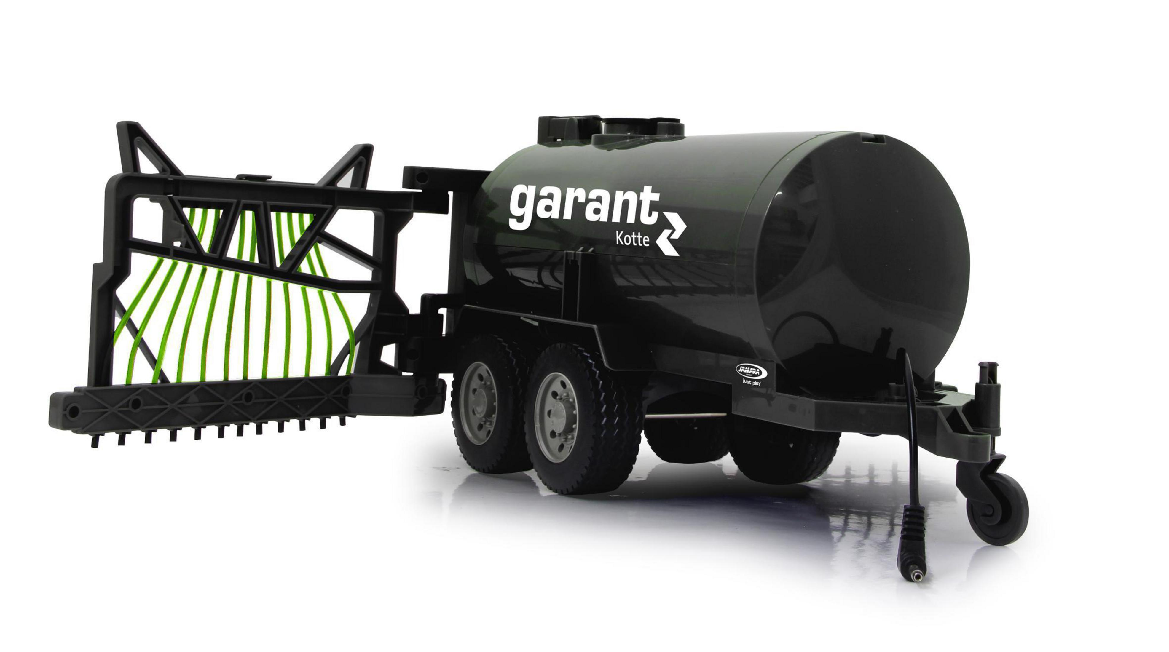 Ein schwarzer Tankwagen mit grünen Schläuchen und einem Sprühgerät.