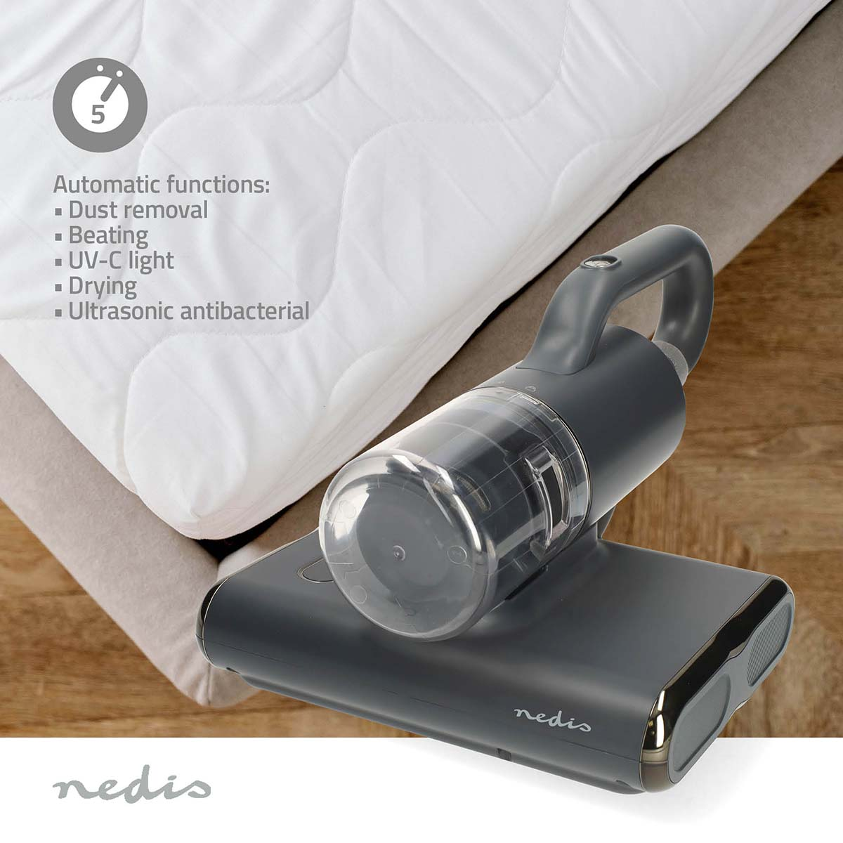 Ein grauer Staubsauger liegt auf einem Bett mit weißer Decke. Text listet Funktionen auf.