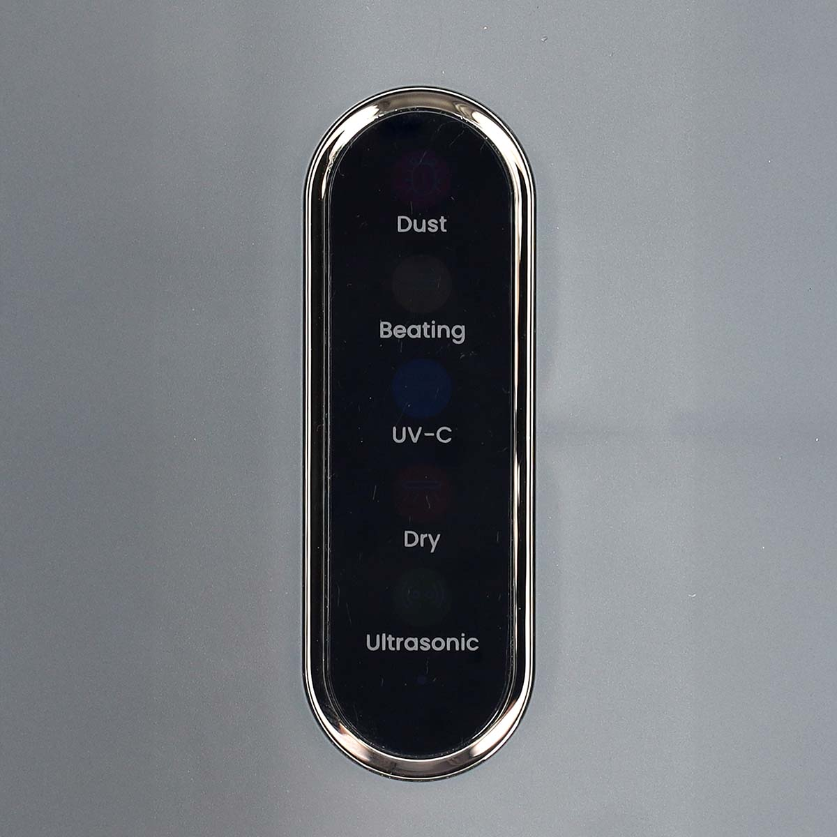 Schwarzes Bedienfeld mit Titeln: Staub, Schlagen, UV-C, Trocknen, Ultraschall.