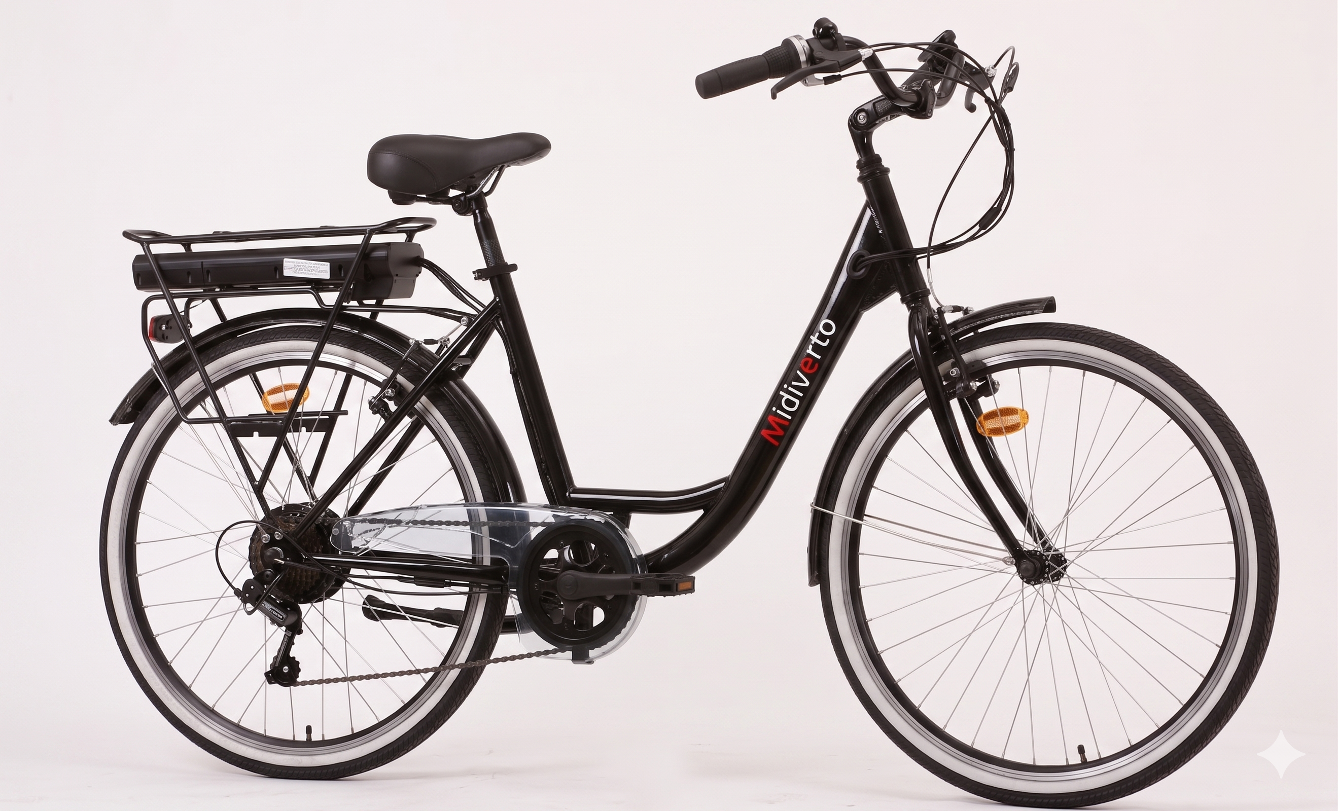 Una bicicleta de mujer negra con banda blanca en el aro, portabultos y batería.