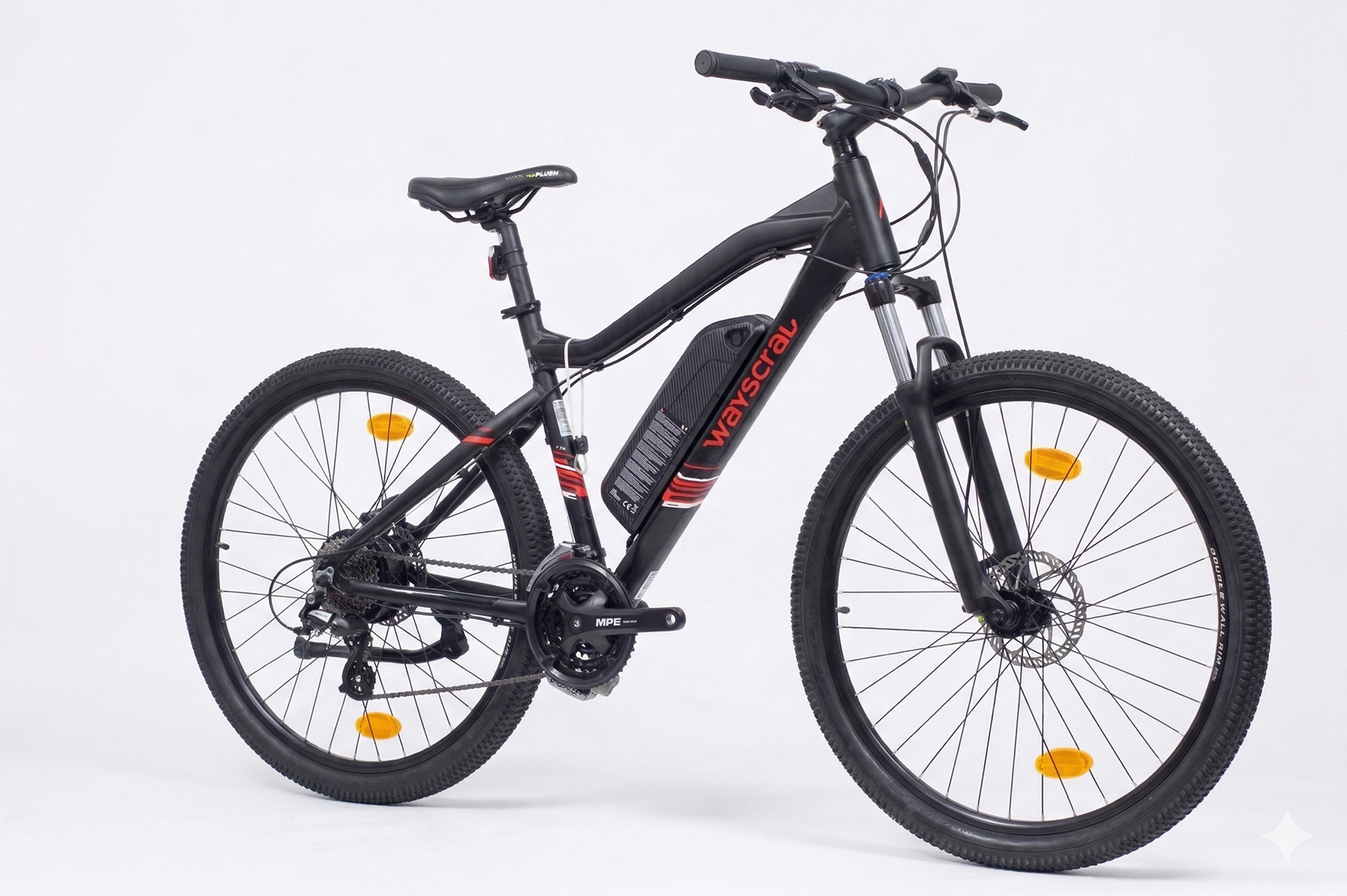 Una bicicleta eléctrica negra con letras rojas y batería negra sobre fondo blanco.