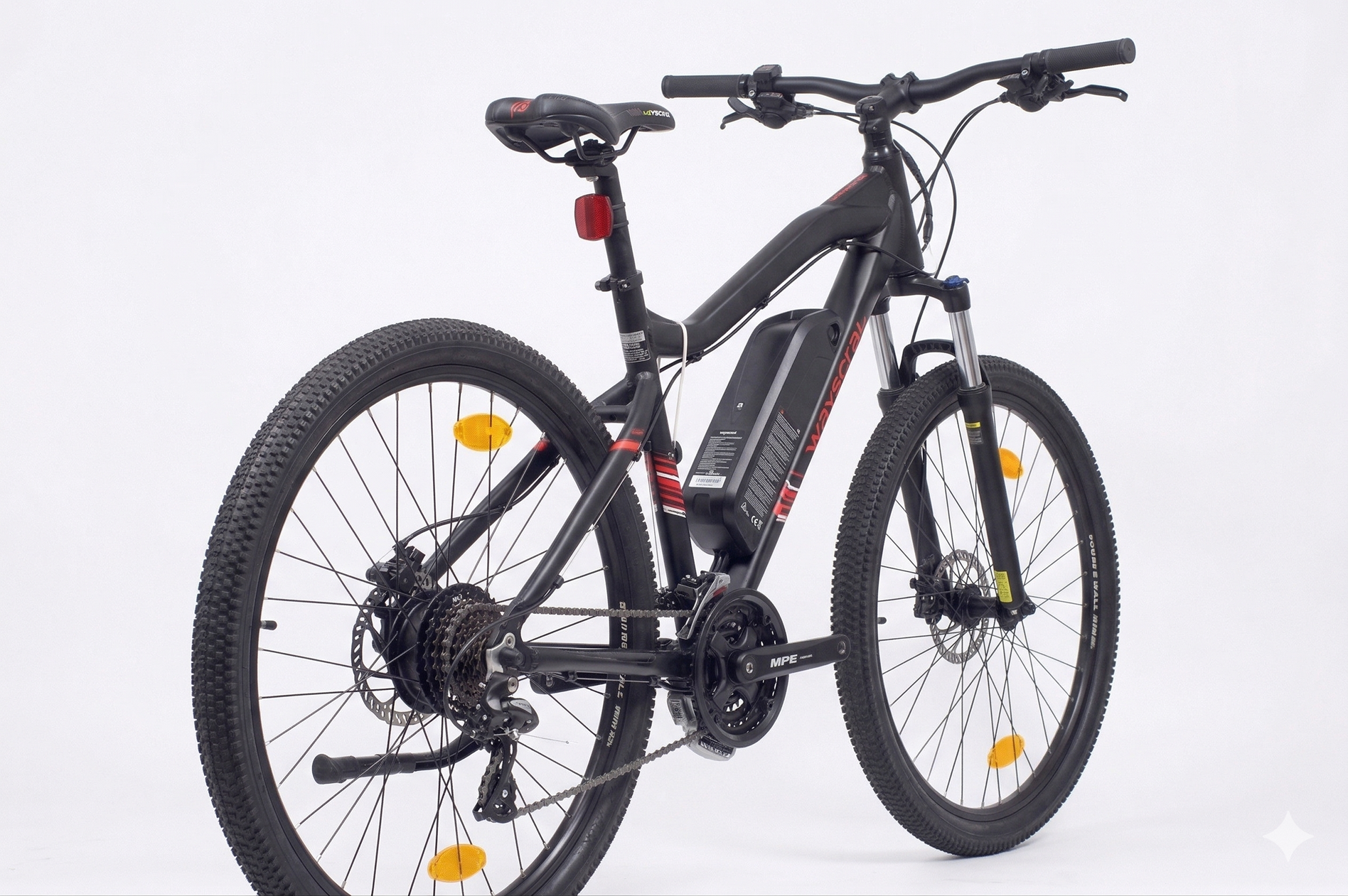 Bicicleta eléctrica negra con detalles rojos, suspensión delantera, portabultos y marchas.
