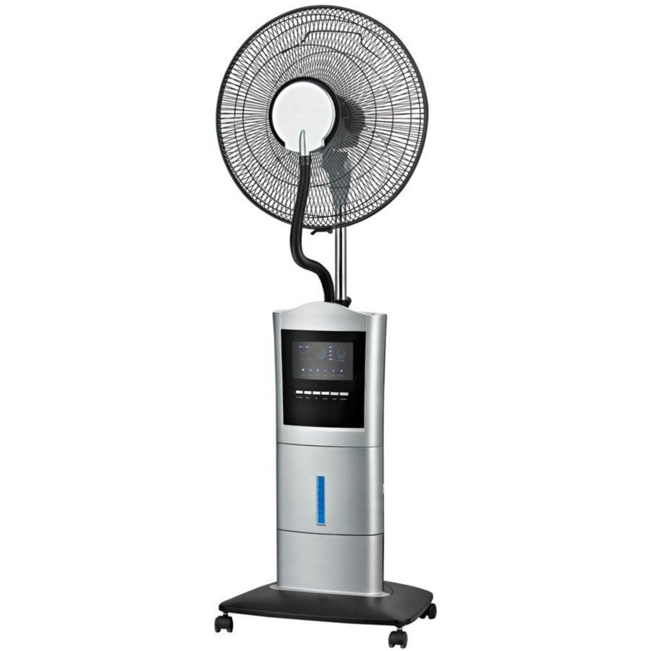 Un ventilatore da terra argentato con funzione nebulizzante su base con ruote.