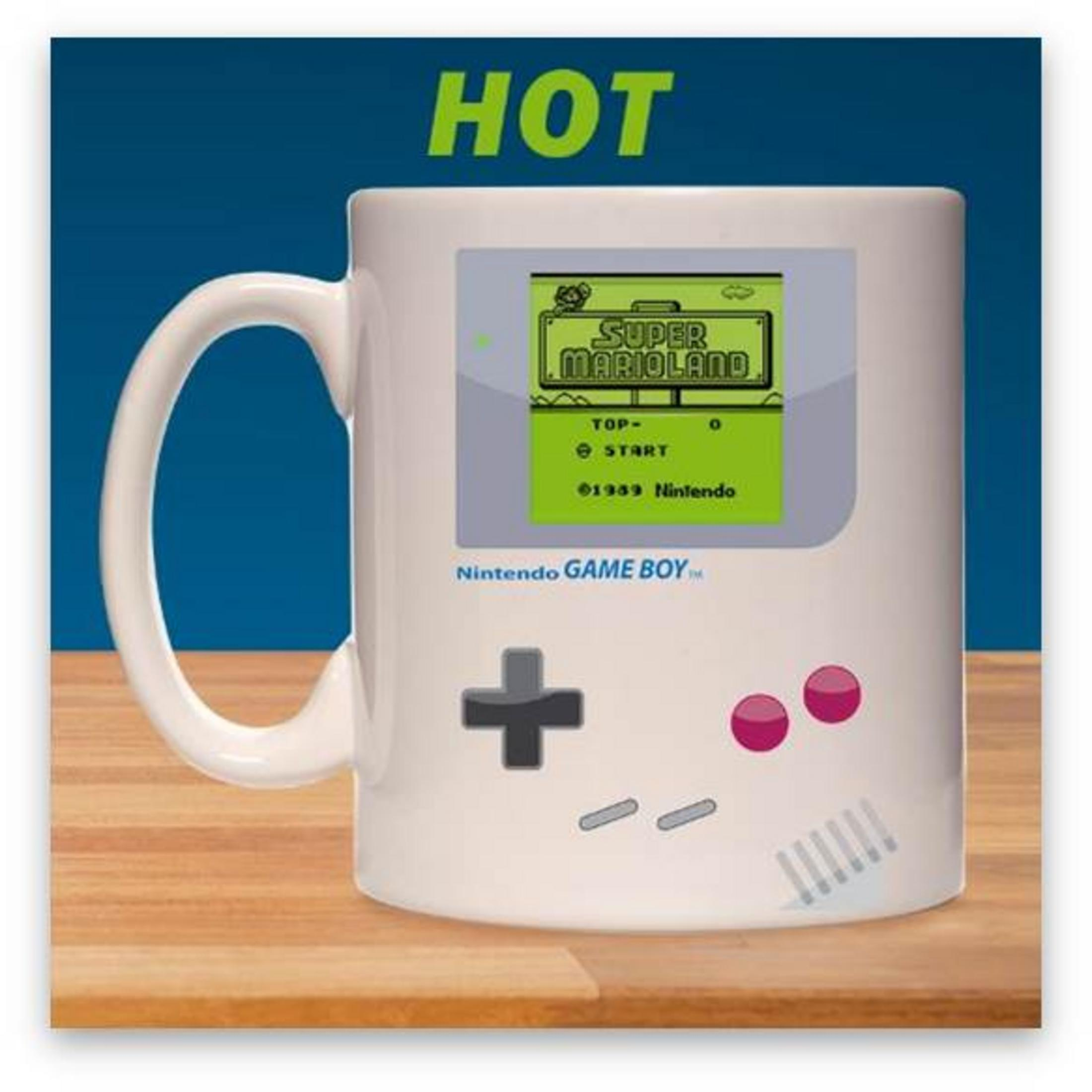 Taza blanca con diseño de Game Boy y texto "HOT".