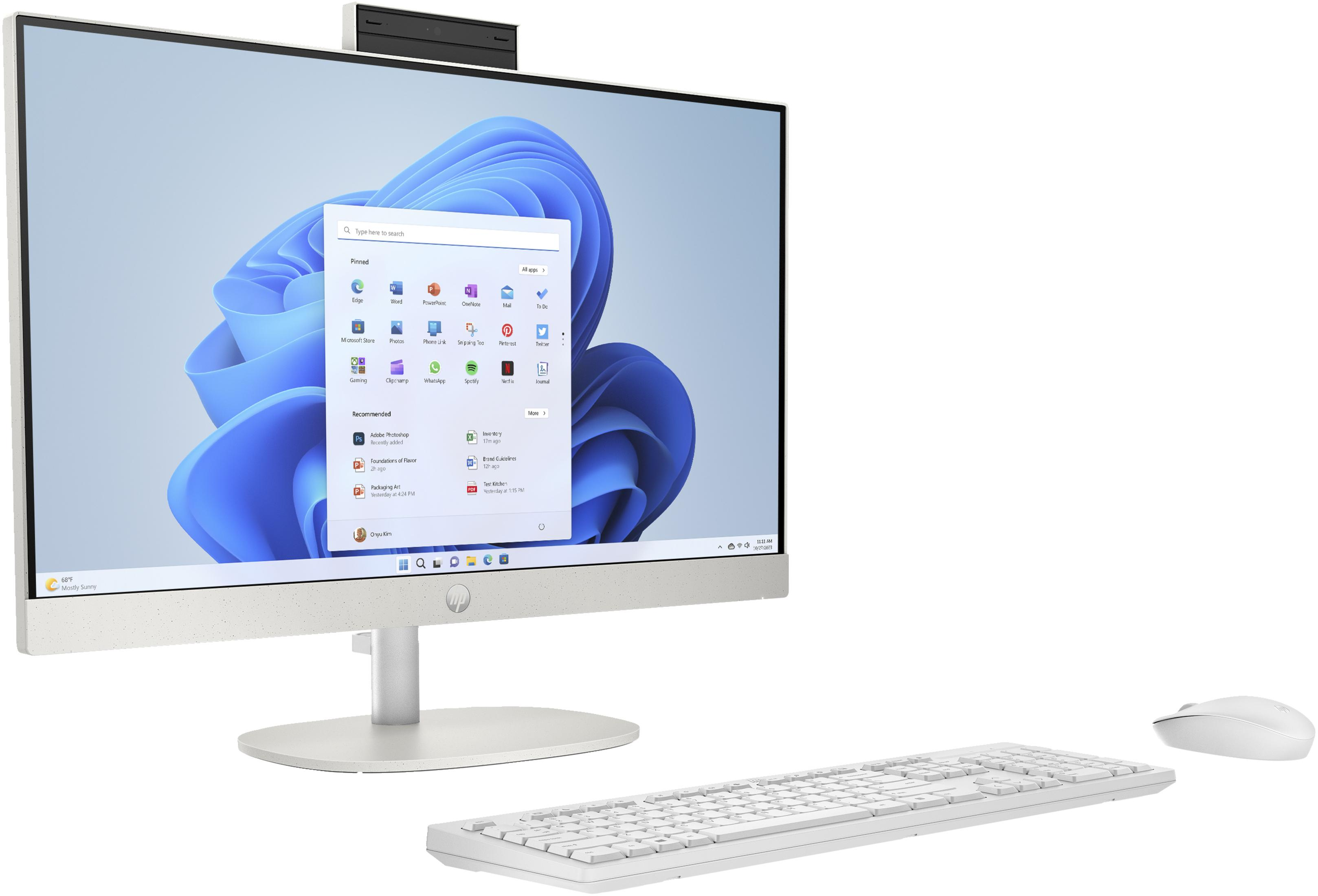 Un ordenador HP All-in-One blanco con teclado y ratón sobre fondo blanco.