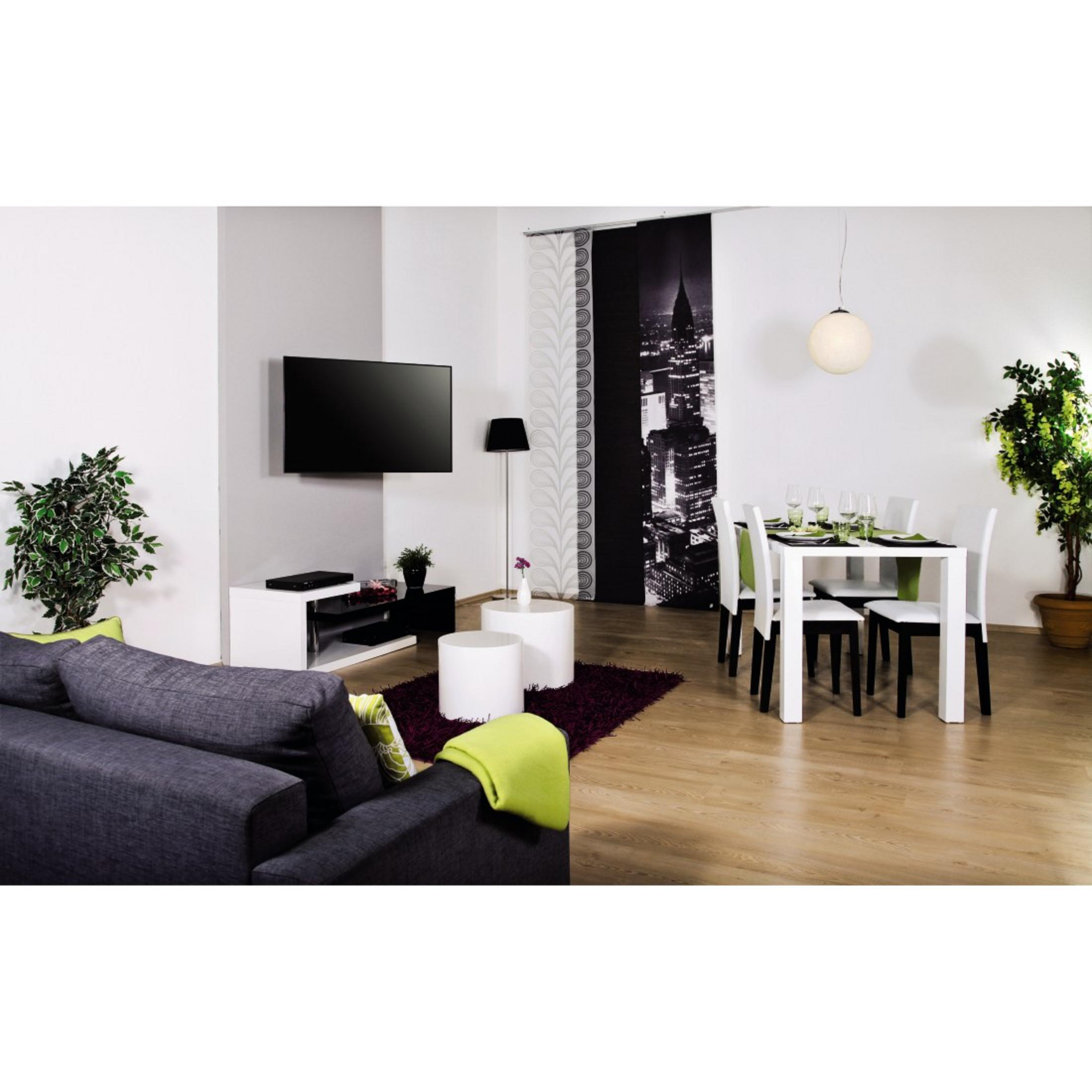 Sala de estar moderna con sofá, televisor, mesa de comedor y decoración de horizonte urbano.