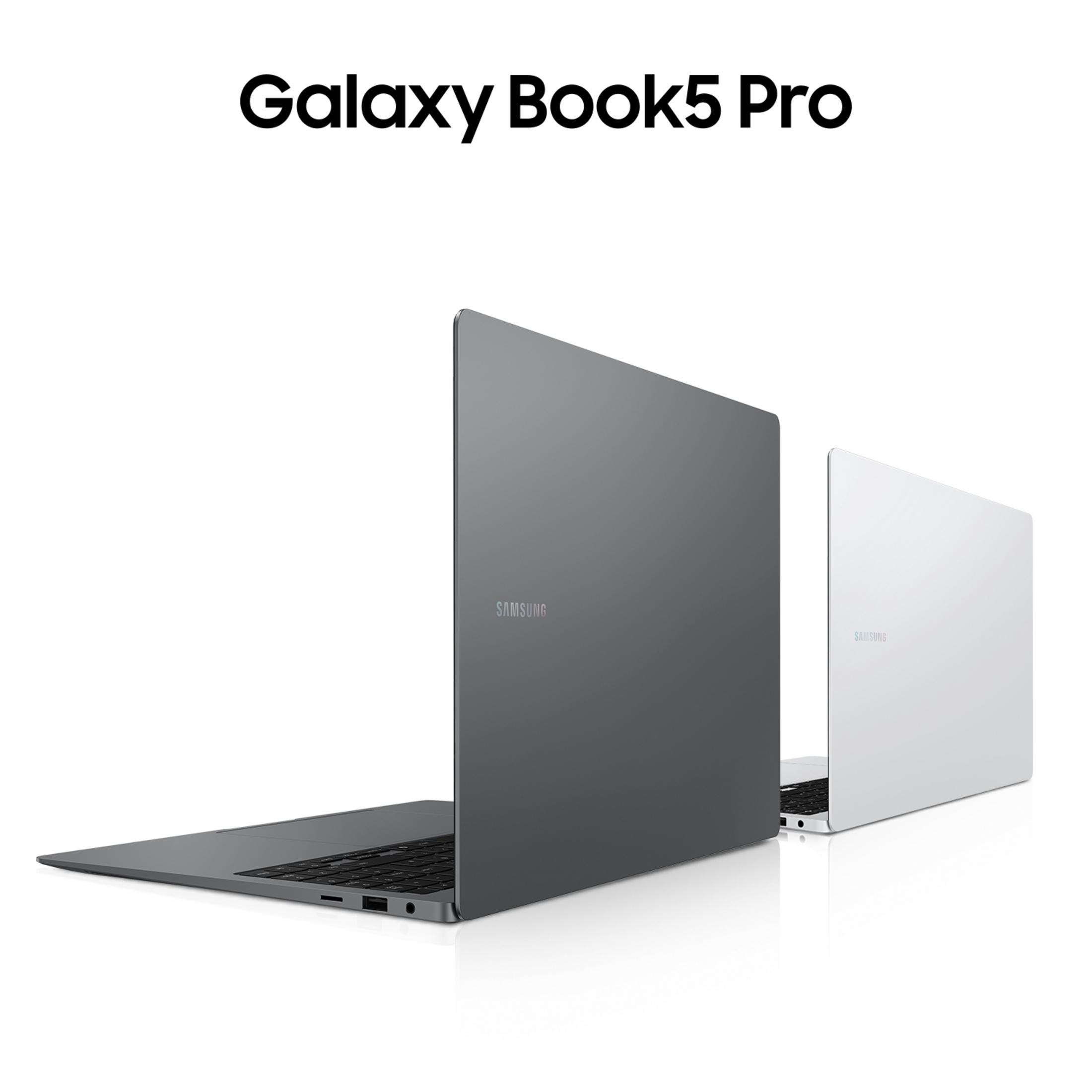 Dos portátiles Samsung Galaxy Book5 Pro, uno gris, uno blanco, sobre fondo blanco.