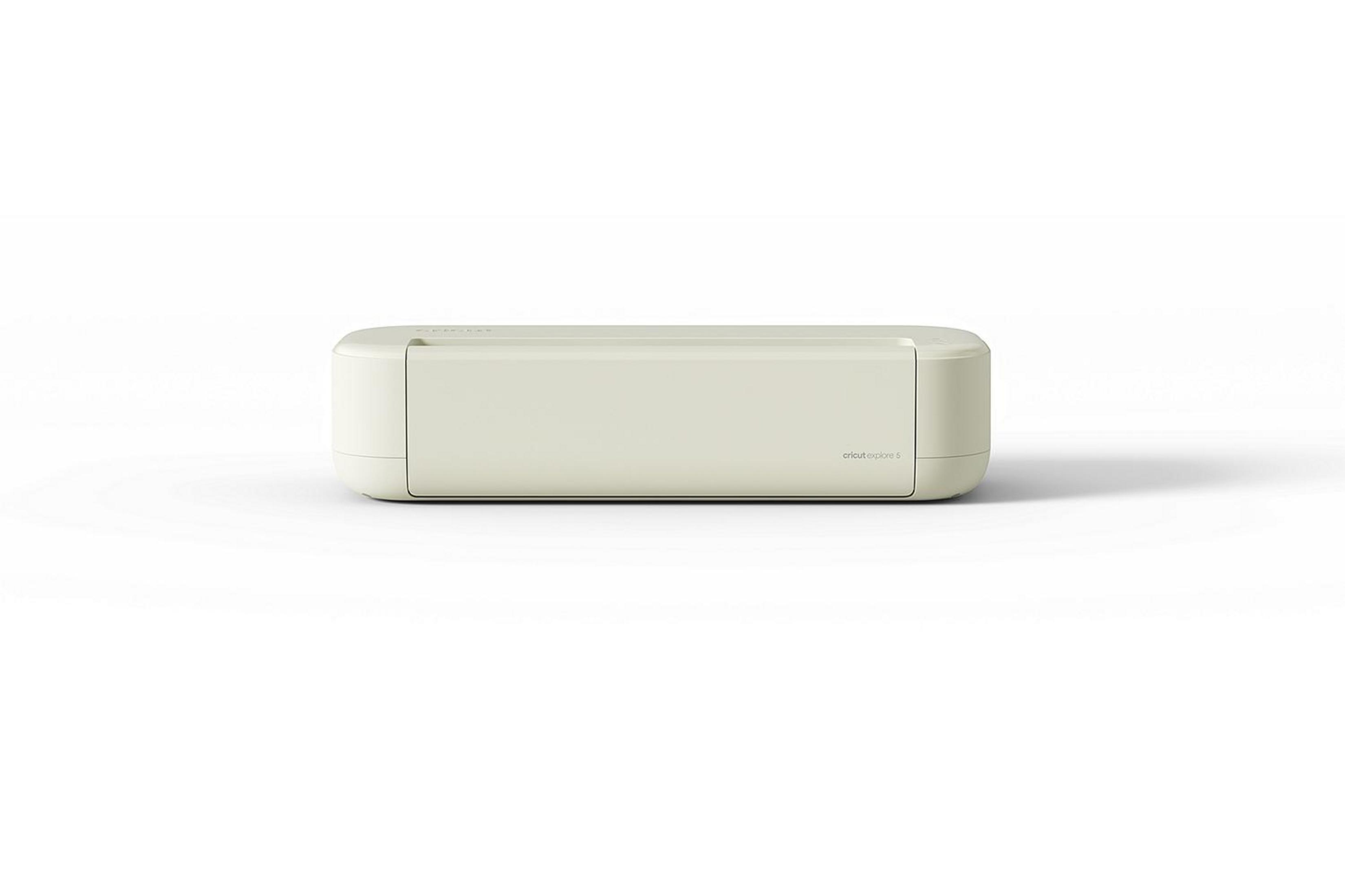 Una máquina de corte Cricut Explore 3 color crema sobre fondo blanco.