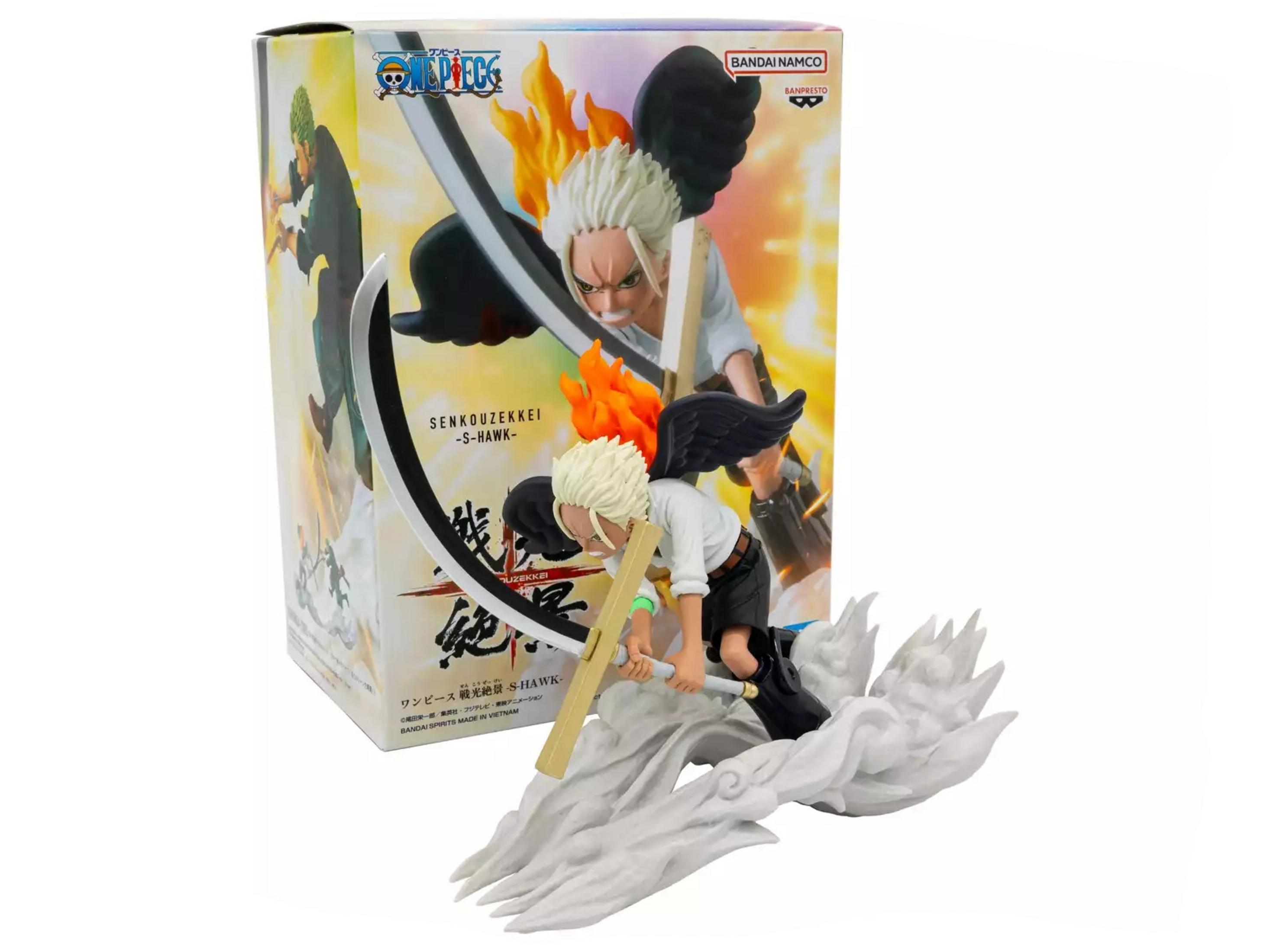 Statua di S-Hawk di One Piece con spada e ali nere.