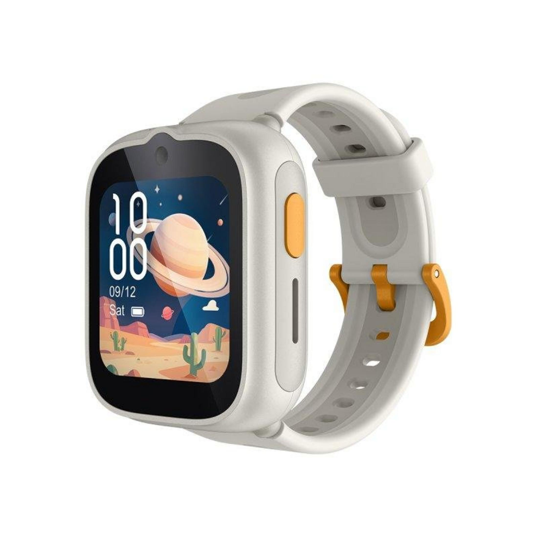 Un reloj inteligente blanco con detalles naranjas y un tema espacial en la pantalla.