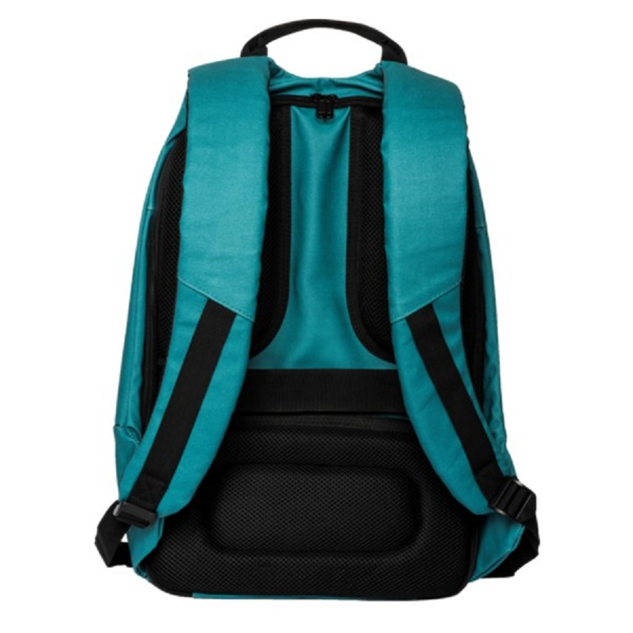 Vista trasera de una mochila verde azulado con correas negras y cremallera.