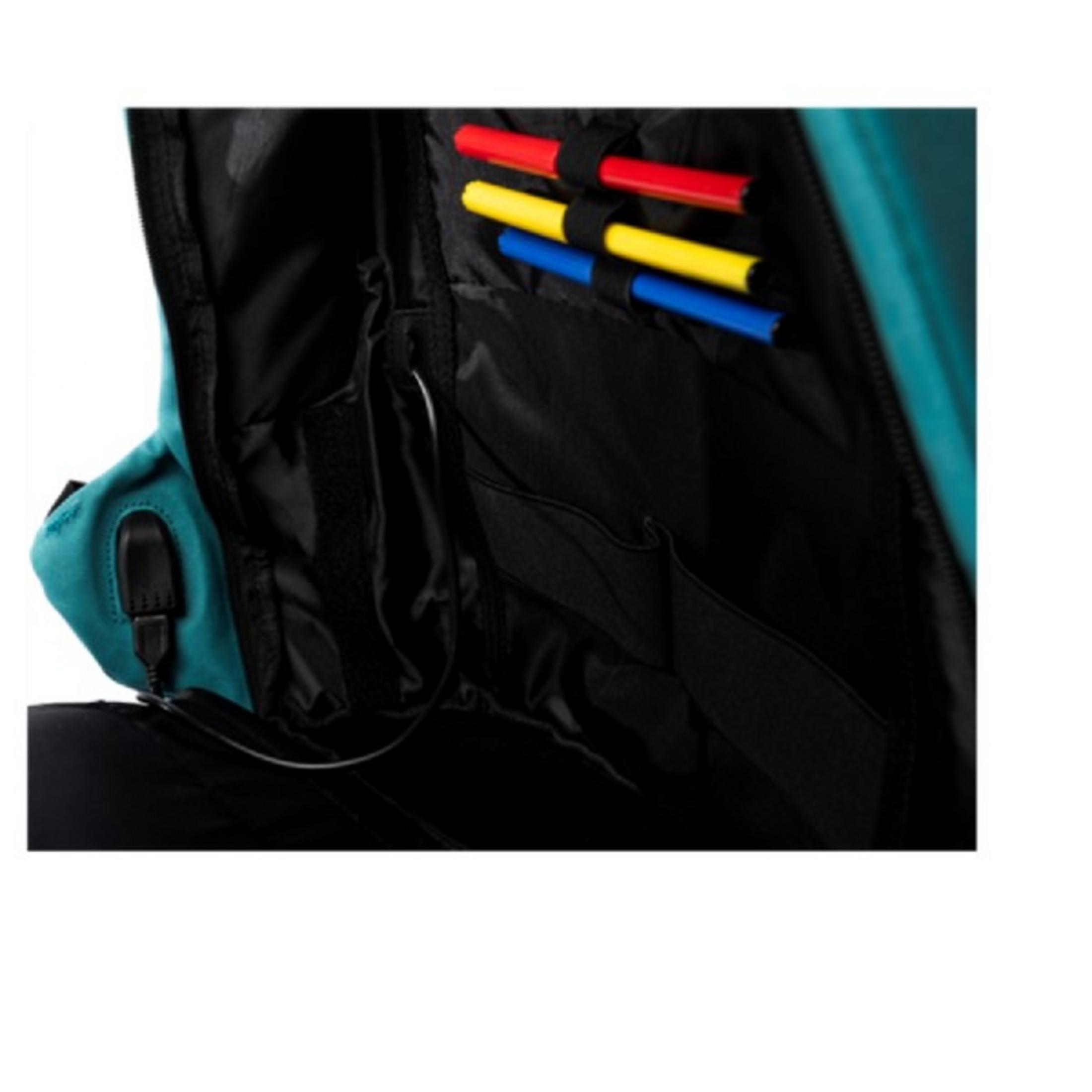 Una mochila abierta con bolígrafos rojos, amarillos y azules. Se ve un puerto USB.
