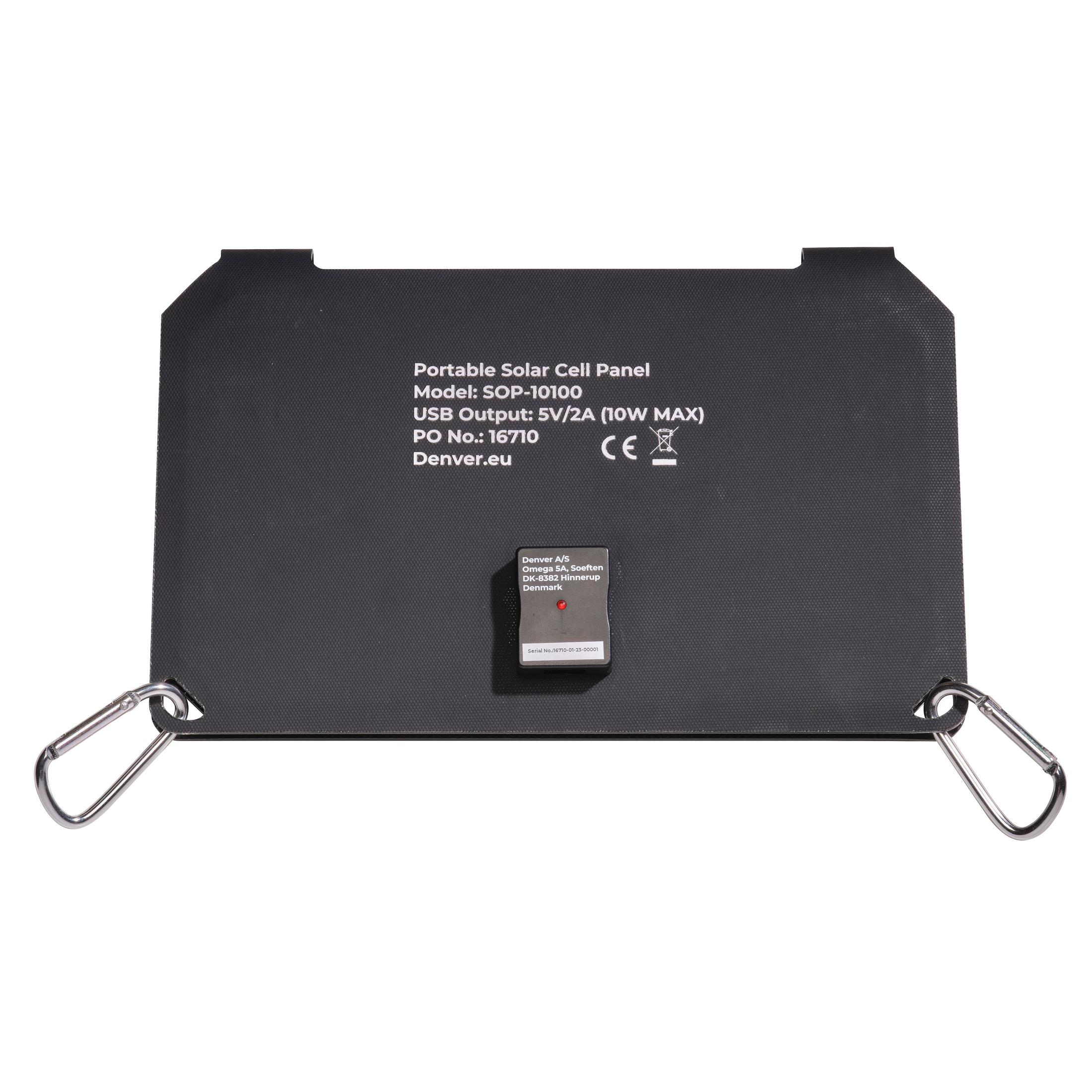 Panel solar plegable negro con mosquetones plateados y etiquetas.