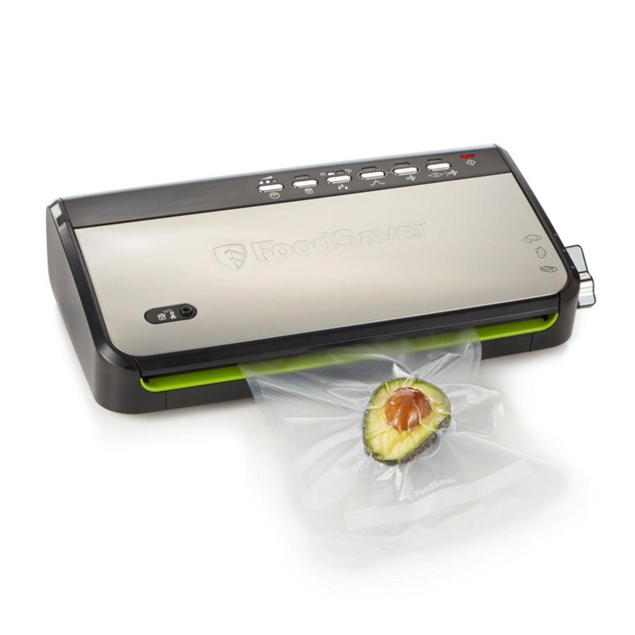 Una macchina sottovuoto FoodSaver sigilla mezzo avocado in un sacchetto di plastica.